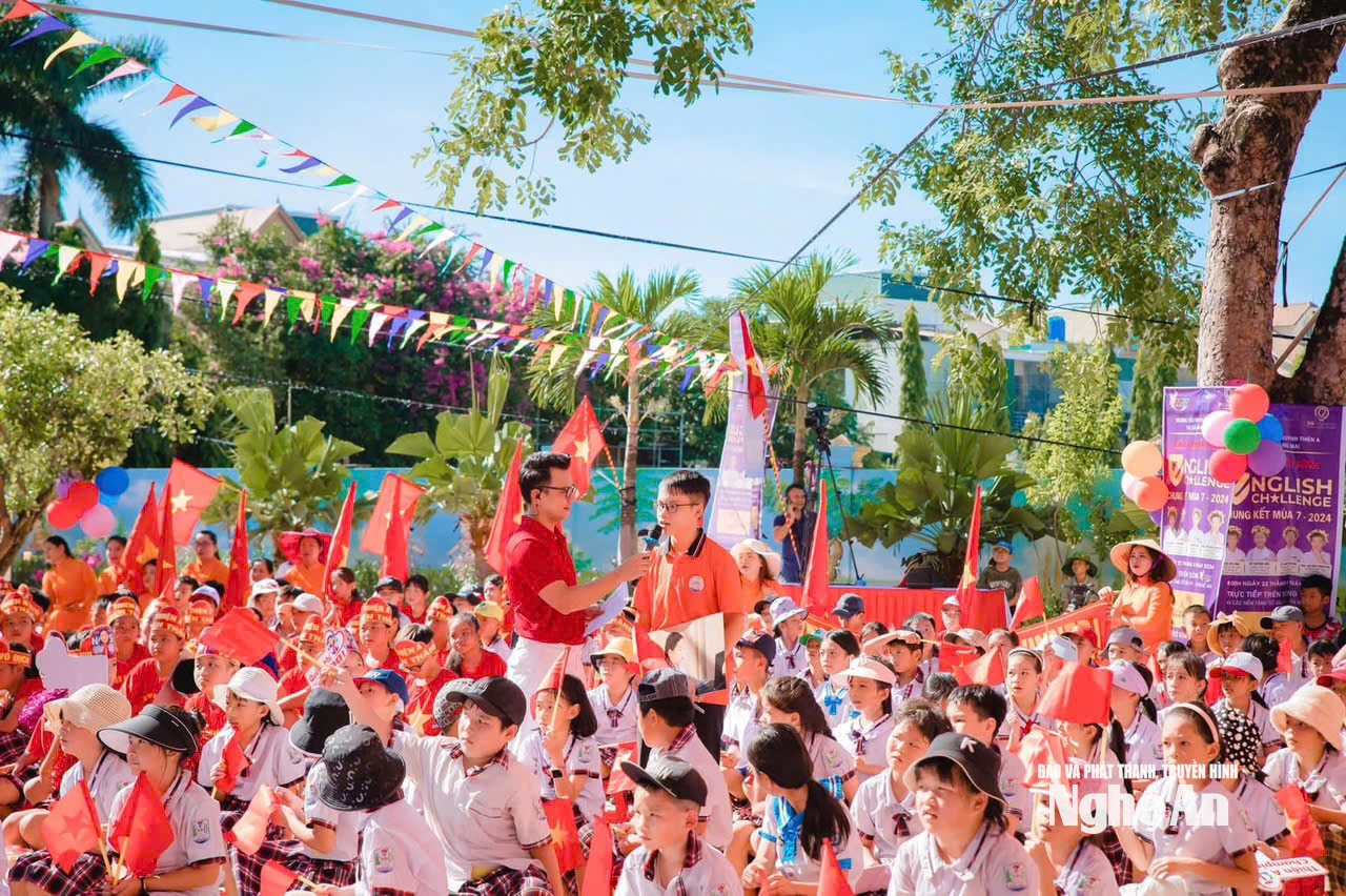 Không khí tại điểm cầu Trường Tiểu học Quỳnh Thiện A trong trận Chung kết English Challenge mùa 7.