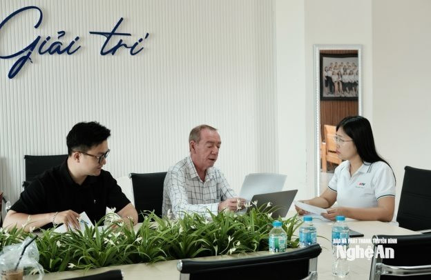 Nhà báo Phương Thúy - Trưởng phòng Văn hóa - Văn nghệ làm việc với Trưởng ban Giám khảo về khâu kiểm duyệt bộ đề để luôn đảm bảo sự kỹ lưỡng và tính bảo mật.