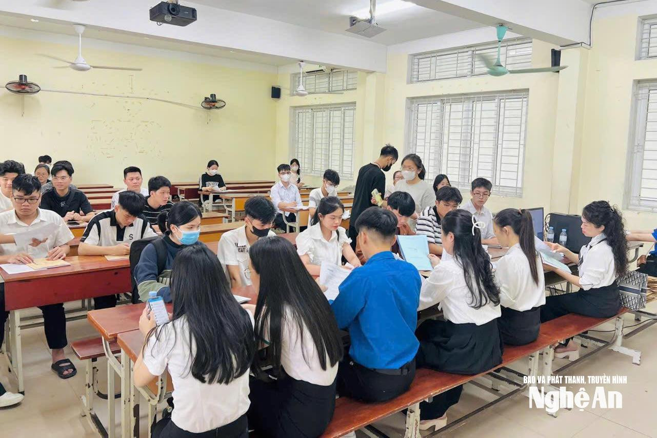 bna_sinh-vien-den-nhap-hoc-tai-truong-dai-hoc-y-khoa-vinh.-anh-ntcc-9fc0e65b4e093bf3ff30114106b53869.jpeg