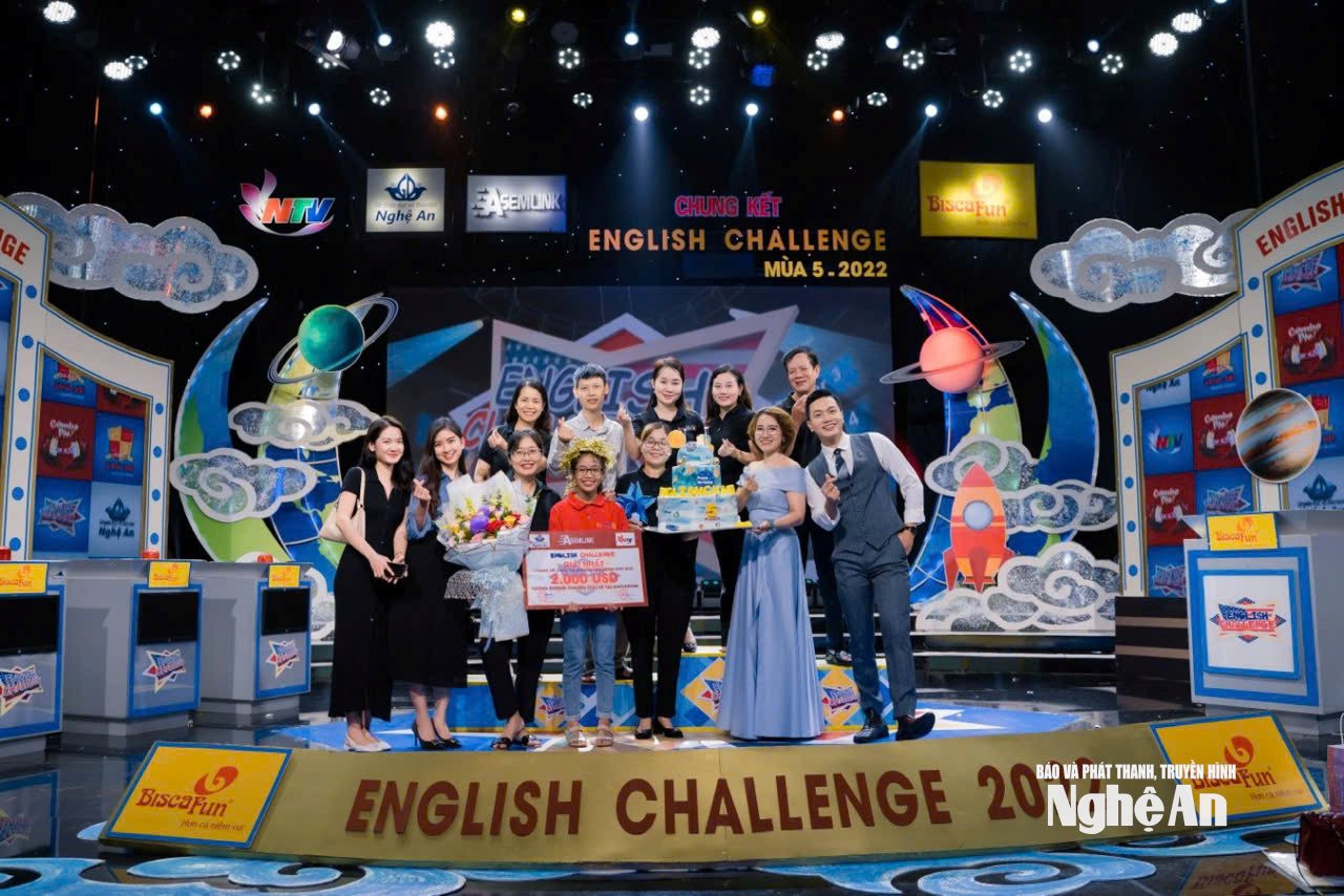 Thí sinh Bùi Phan Thảo Đan - Quán quân English Challenge mùa 5, thí sinh nữ đầu tiên đăng quang sau 5 mùa giải.
