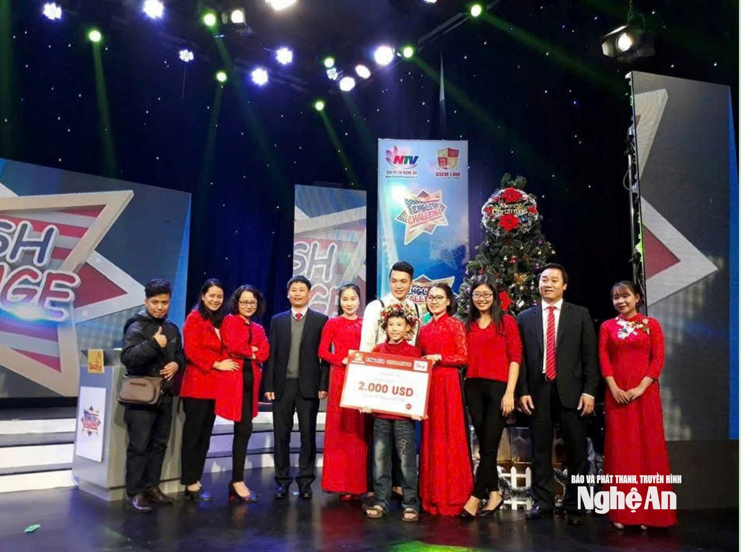 Thí sinh Hồ Ngọc Lam - Trường THCS Đặng Thai Mai là Quán quân English Challenge mùa 1. Ảnh: Ban Tổ chức
