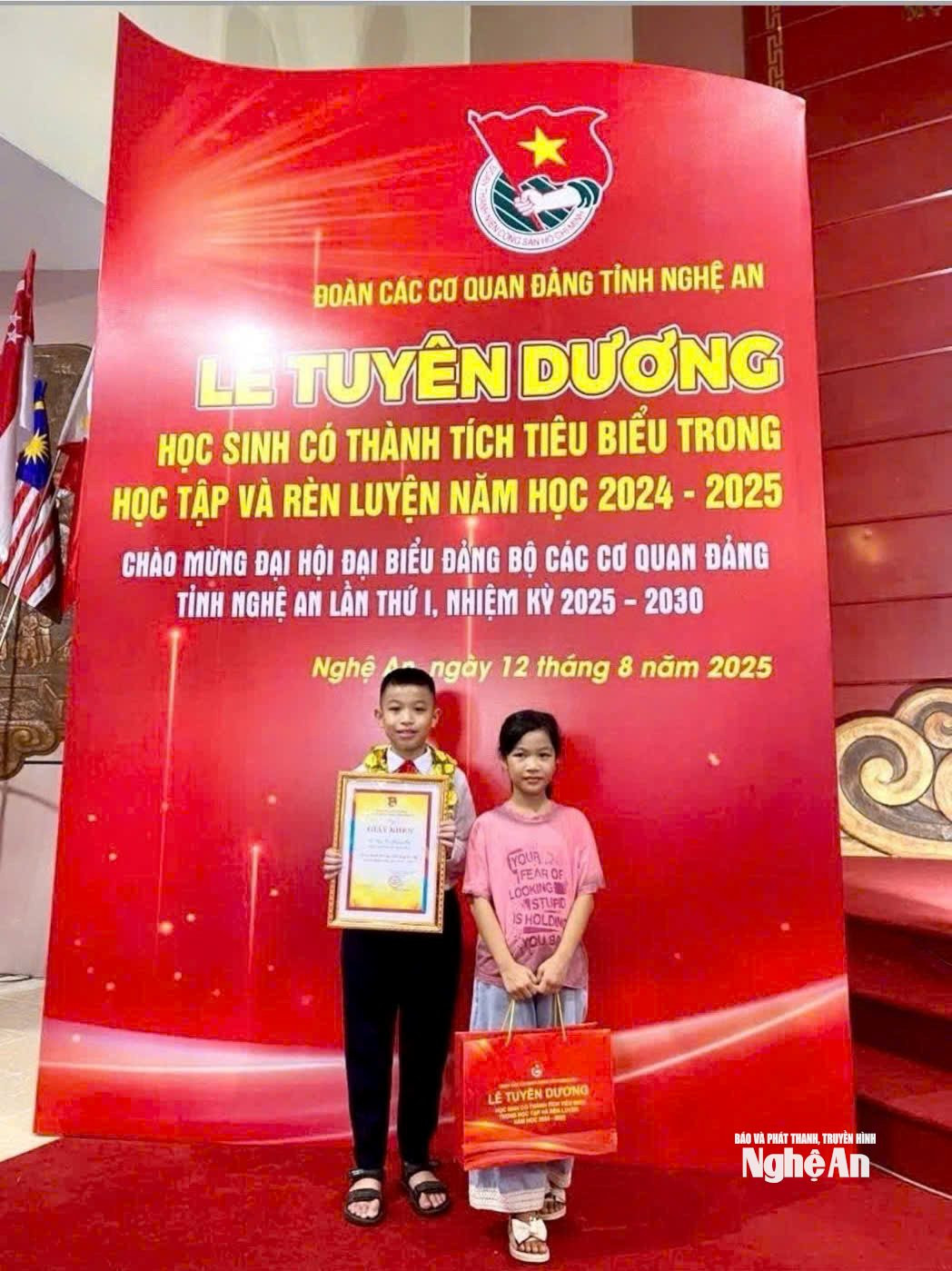 Hoàng Sơn nhận bằng khen học sinh có thành tích tiêu biểu năm học 2024 - 2025. Ảnh NVCC