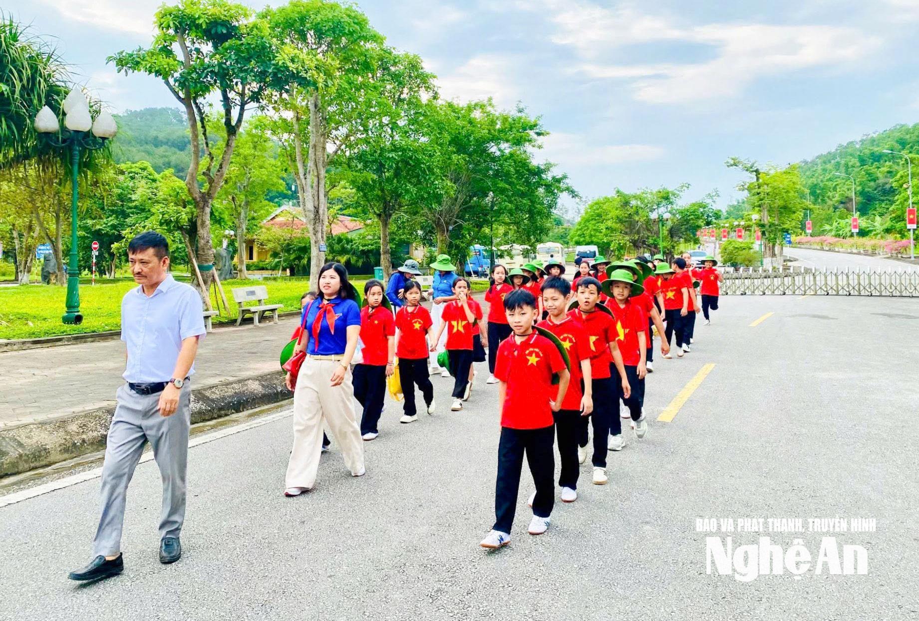 Học sinh tiểu học tham quan Khu Di tích Truông Bồn.