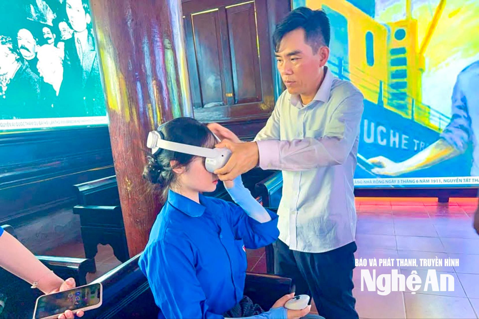 Sinh viên Trường Đại học Vinh trải nghiệm kính thực tế ảo tại Khu Di tích Kim Liên.