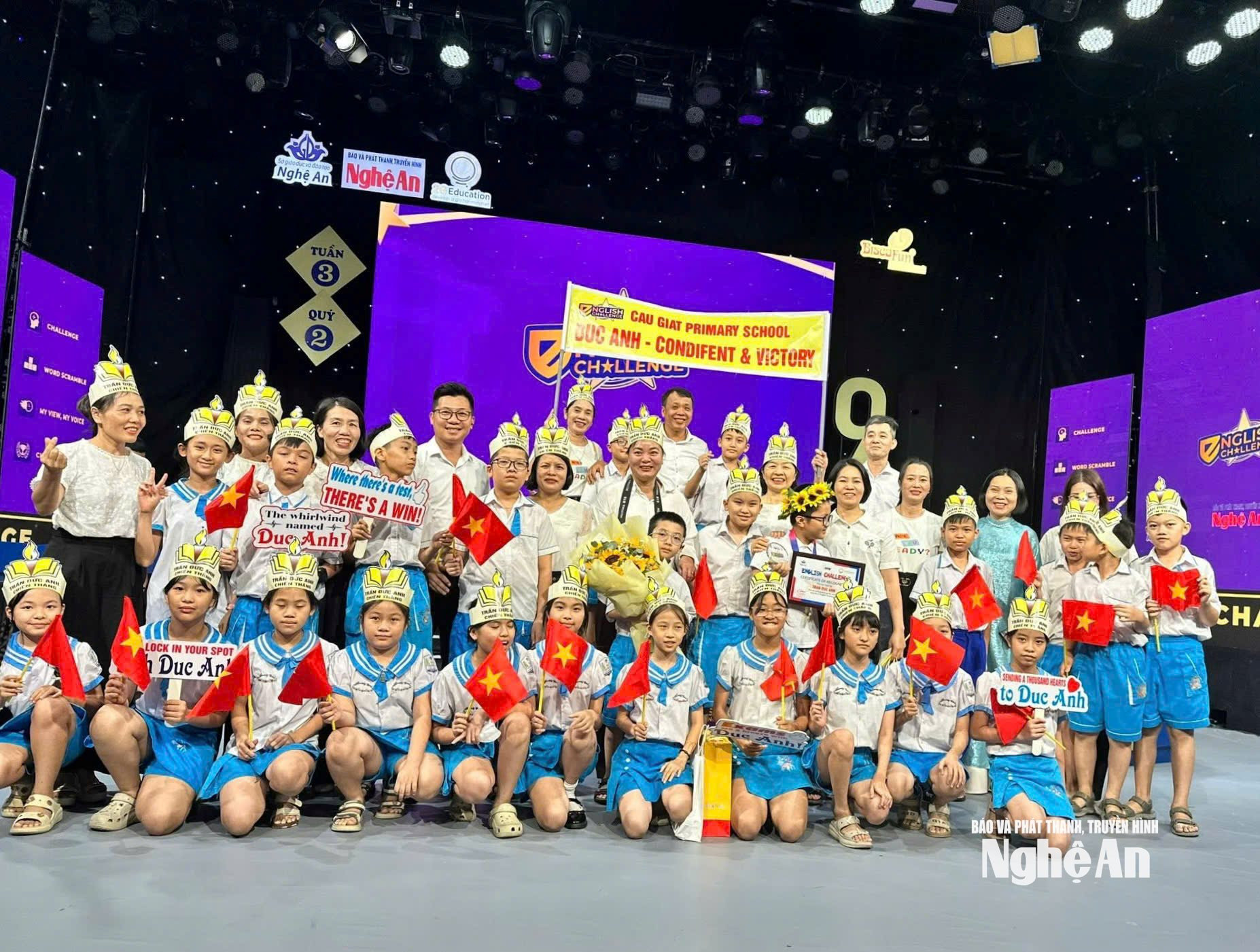 Thầy, cô giáo cùng các học sinh đến từ trường Tiểu học Cầu Giát. Ảnh Vân Thảo