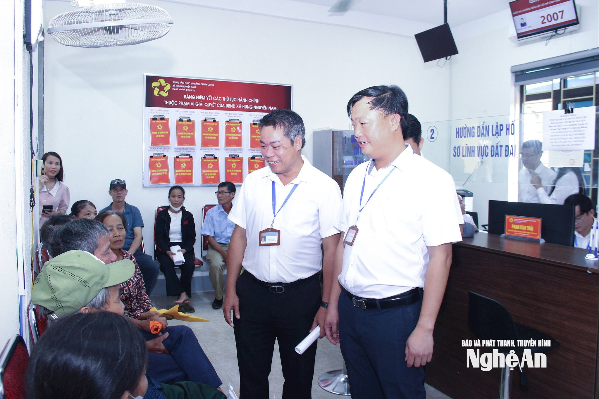 bna_-can-bo-xa-hung-nguyen-lang-nghe-nhan-dan-trong-viec-thuc-hien-ebc688e29036978da4ae87096f23c2f2-08932a908fbb3ac3fb98ca855435c00e.jpg