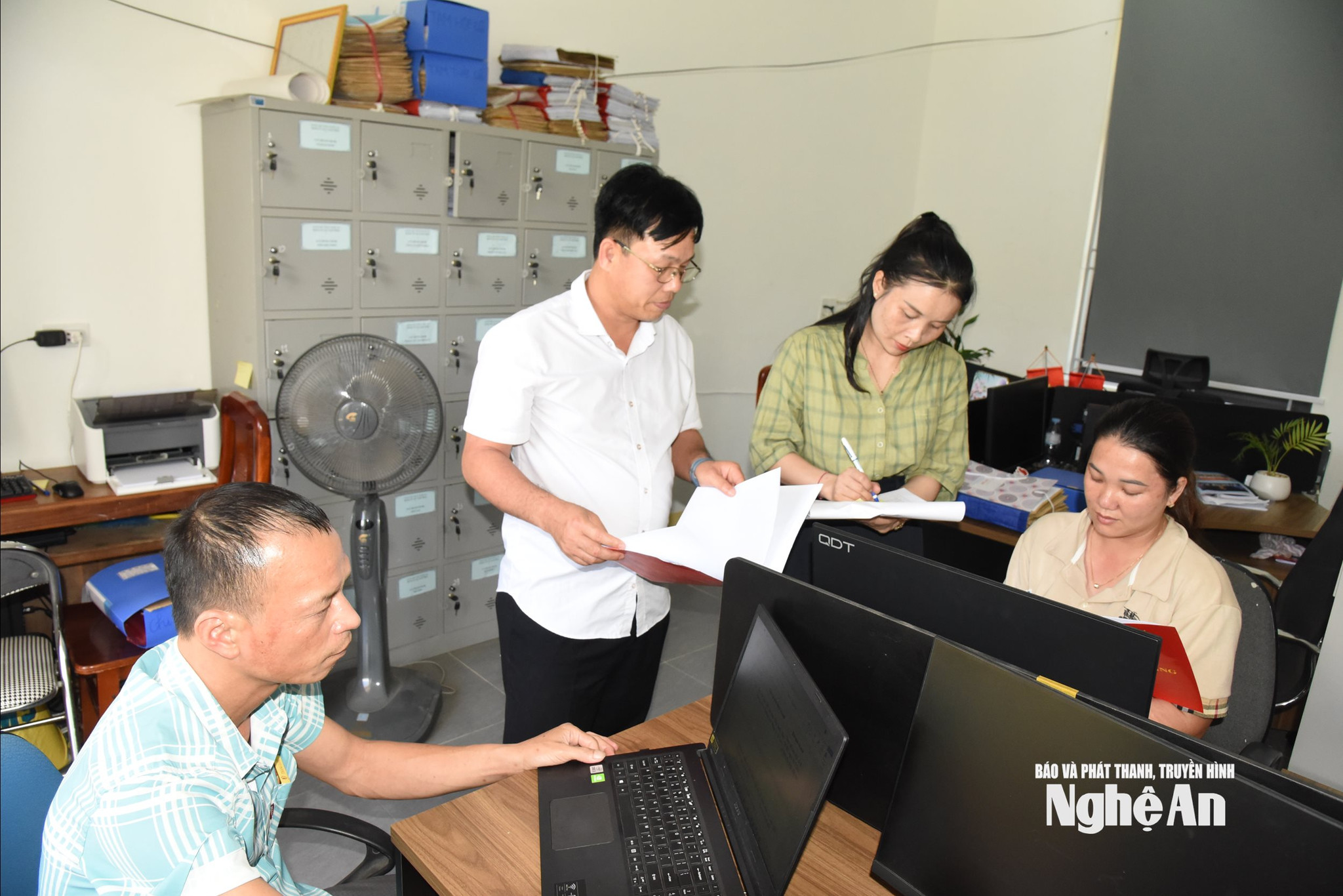 Bí thư Đảng uỷ xã Tam Thái Lữ Văn May hướng dẫn cán bộ các phòng chuyên môn hoàn thành các hồ sơ, thủ tục theo yêu cầu JPG