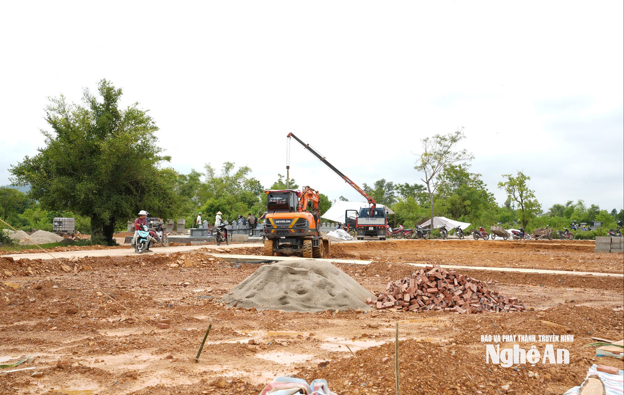 bna_cac-dong-ho-o-xa-hoa-quan-dang-tap-trung-di-doi-lang-mo-ve-khu-nghia-trang-chi-phu-moi-duoc-quy-hoach.-anh-nguyen-toan-3f8fda497dcdd2d1445287171cb1b17f.jpg