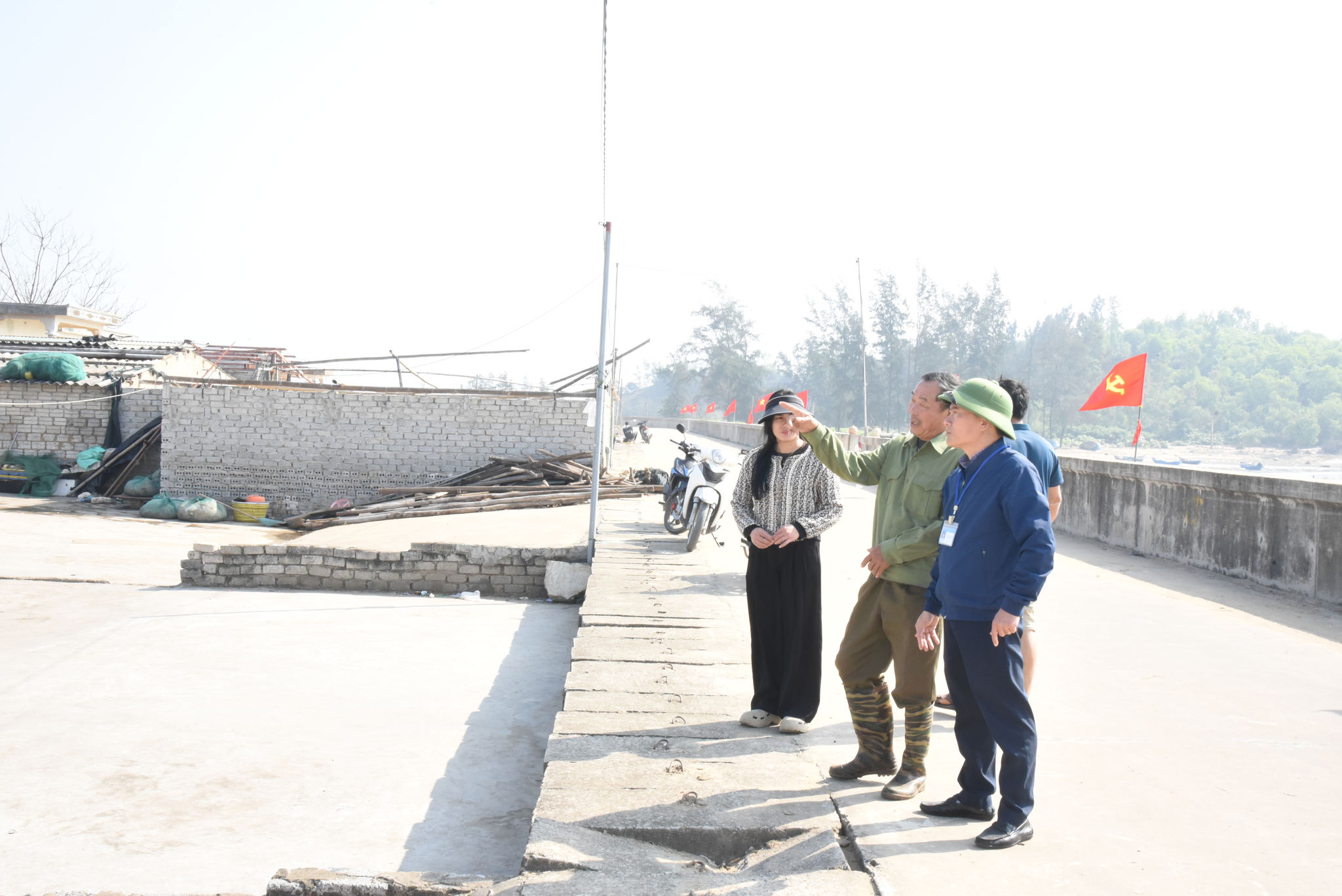 Cán bộ phường Tân Mai vận động GPMB dự án Nhiệt điện LNG QUỳnh Lập Ảnh Hoài Thu. (1)