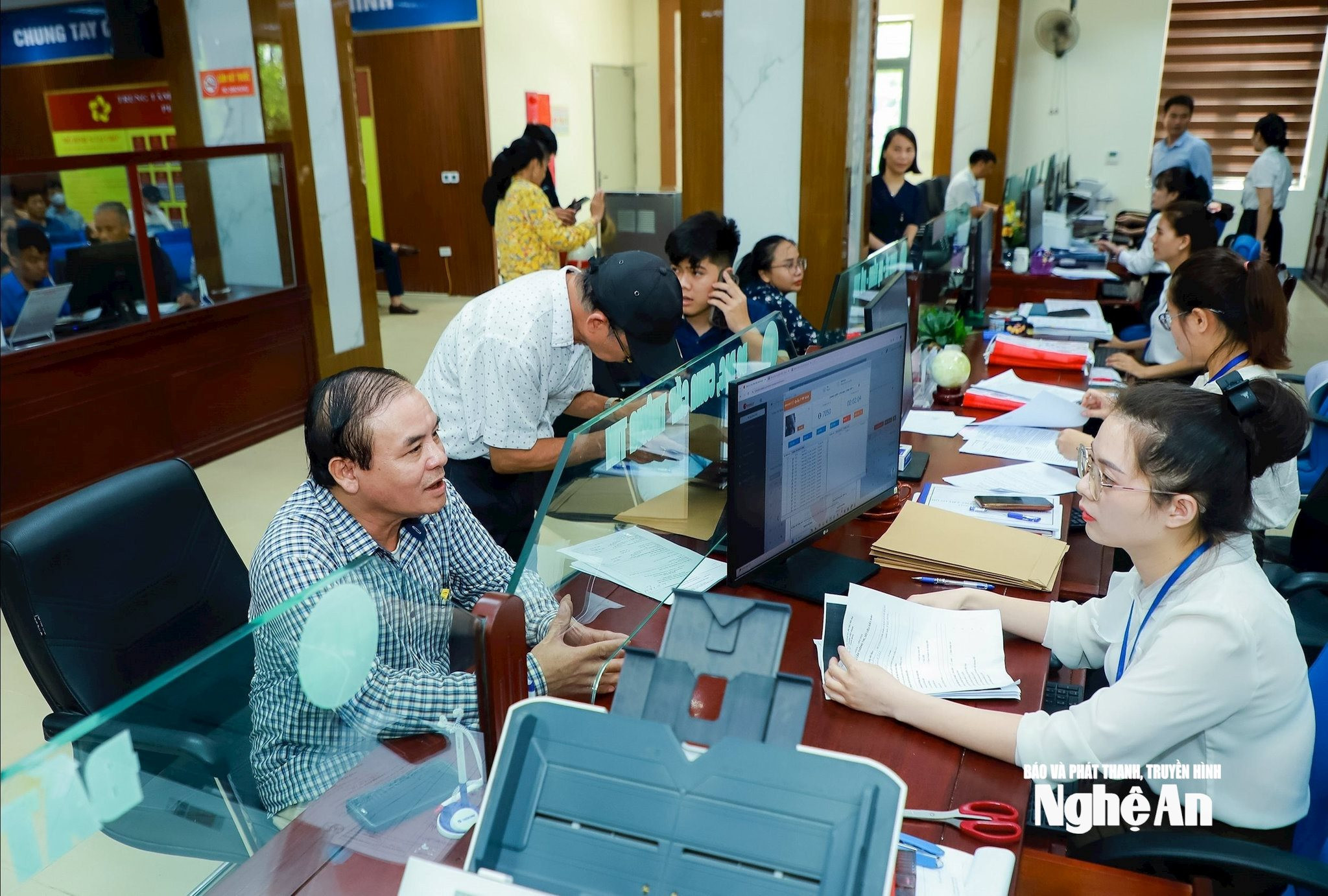 bna_can-bo-trung-tam-phuc-vu-hanh-chinh-cong-phuong-thanh-vinh.jpg