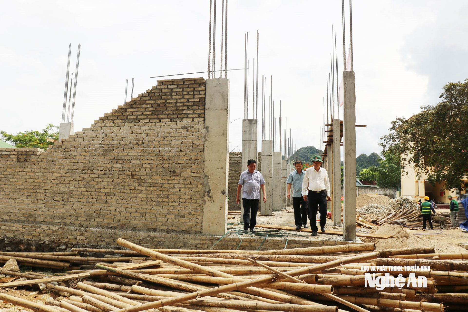 Đồng Chí PCT UBND tỉnh Thái Văn Thành kiểm tra tại công trình đang xây dựng Trường Tiểu học Trà Lân. Ảnh: Nguyễn Nam
