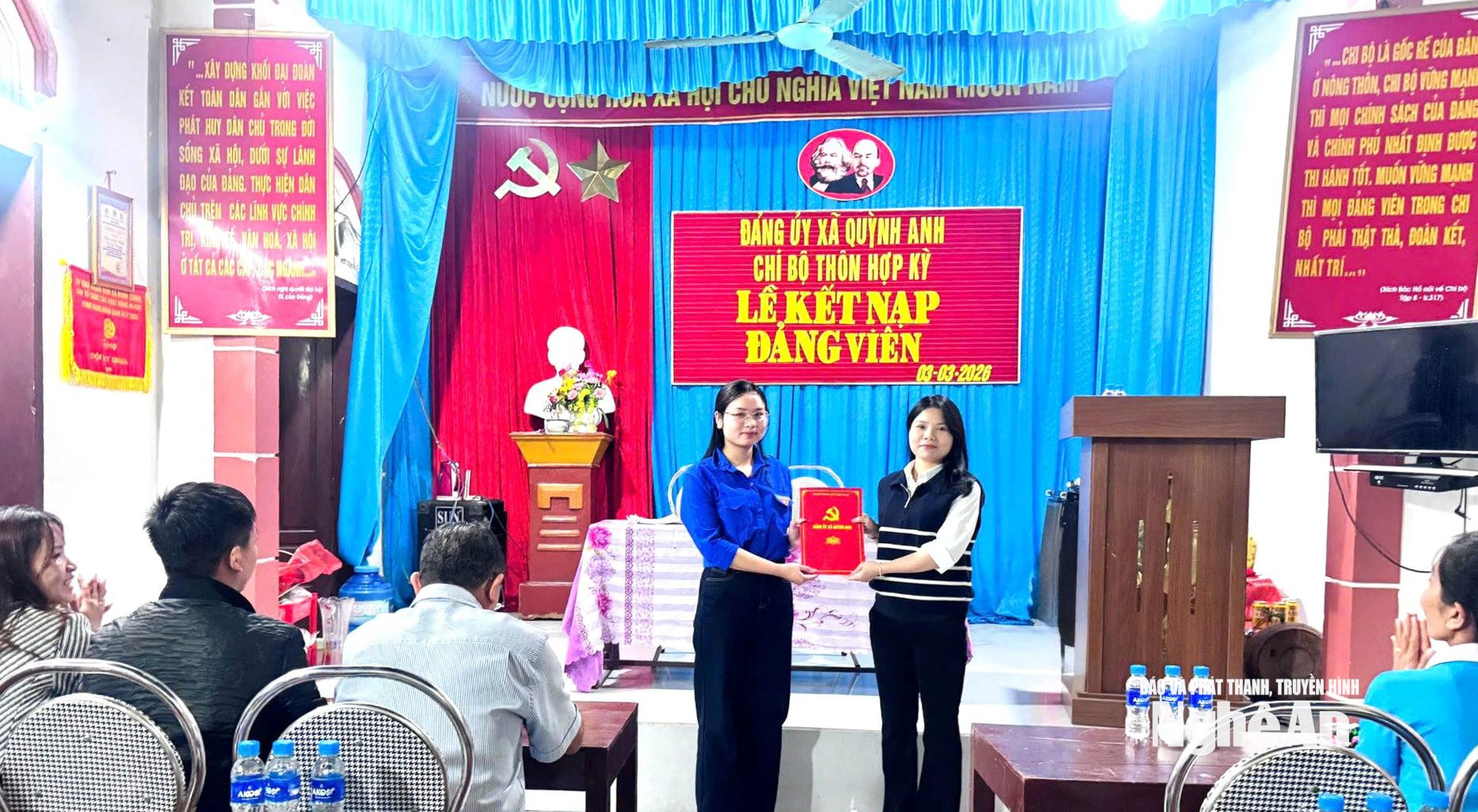 Chi bộ thôn Hợp Kỳ nay là thôn 4 xã Quỳnh Lương xã Quỳnh Anh trao quyết định kết nạp đảng cho đảng viên mới. Ảnh AH