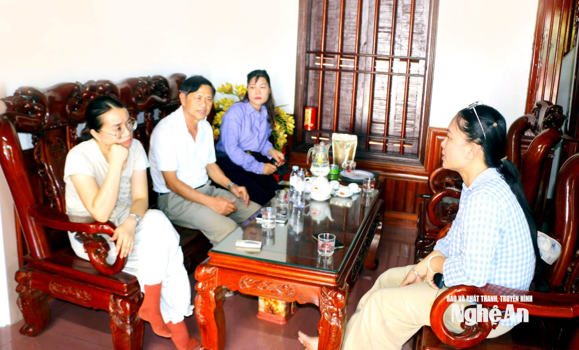 Chị Phạm Thị Đông (áo trắng, quần trắng) chia sẻ cảm xúc khi được đứng vào hàng ngũ của đảng. Ảnh KL
