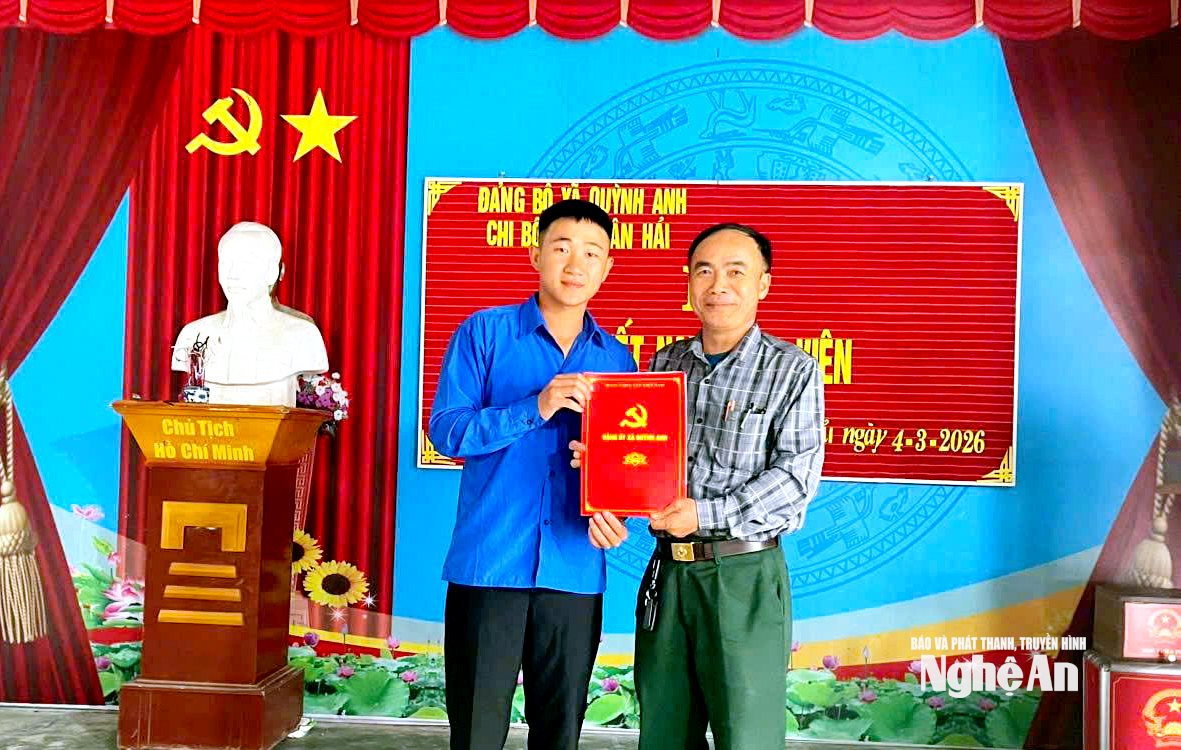Công tác bồi dưỡng, tạo nguồn phát triển đảng viên từ ĐVTN trẻ được các chi bộ thỗn xóm ở xã Quỳnh Anh quan tâm. Ảnh CSCC