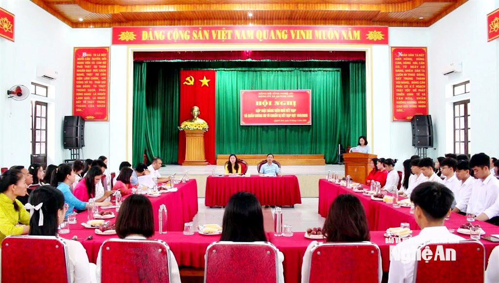 Đảng ủy xã Quỳnh Anh tổ chức Hội nghị gặp mặt đảng viên mới kết nạp và quần chúng ưu tú chuẩn bị kết nạp Đảng. Ảnh Hồng Diện