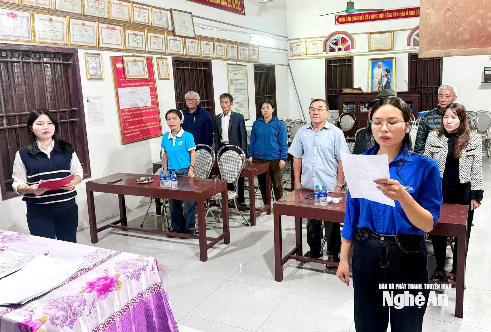 Đảng viên tuyên thệ tại lễ kết nạp đảng ở thôn 2 Quỳnh Lương xã Quỳnh Anh. Ảnh AH2