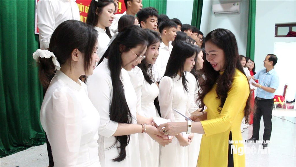 Đồng chí Nguyễn Thị Hà- Phó Bí thư thường trực Dảng uỷ xã Quỳnh Anh trao quà cho các đảng viên mới và quần chúng ưu tú chuẩn bị kết nạp đảng. Ảnh Hồng Diện