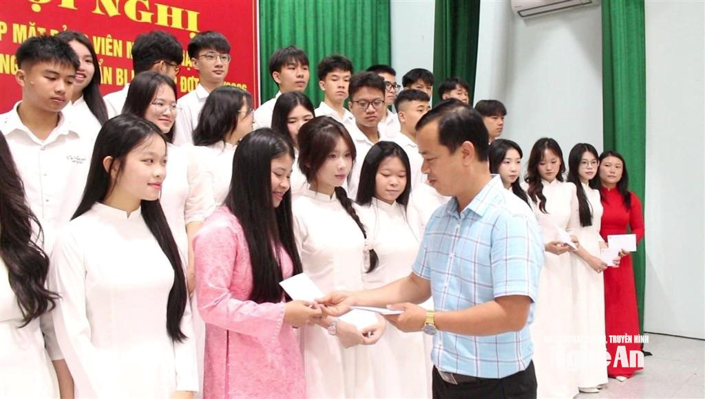 Đồng chí Nguyễn Văn Thưởng- Bí thư Dảng uỷ xã Quỳnh Anh trao quà cho các đảng viên mới và quần chúng ưu tú chuẩn bị kết nạp đảng. Ảnh Hồng Diện