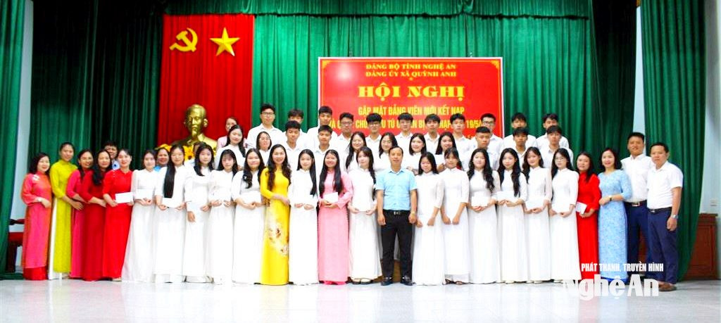 Lãnh đạo Đảng uỷ xã Quỳnh Anh chụp ảnh cùng các đảng viên mới và quần chúng ưu tú chuẩn bị kết nạp đảng. Ảnh Hồng Diện