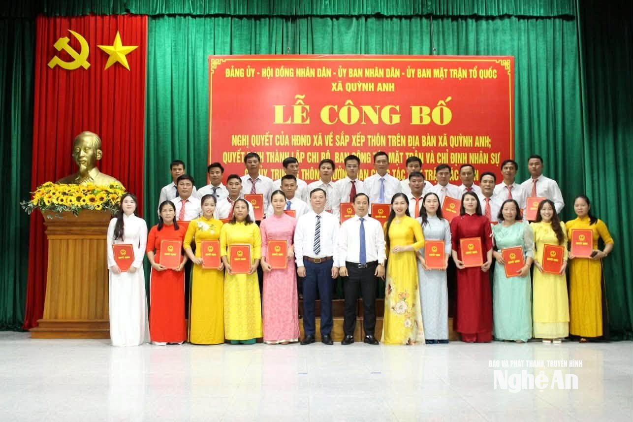 Lễ công bố các quyết định sáp nhập thôn xóm tại xã Quỳnh Anh. Ảnh CSCC2