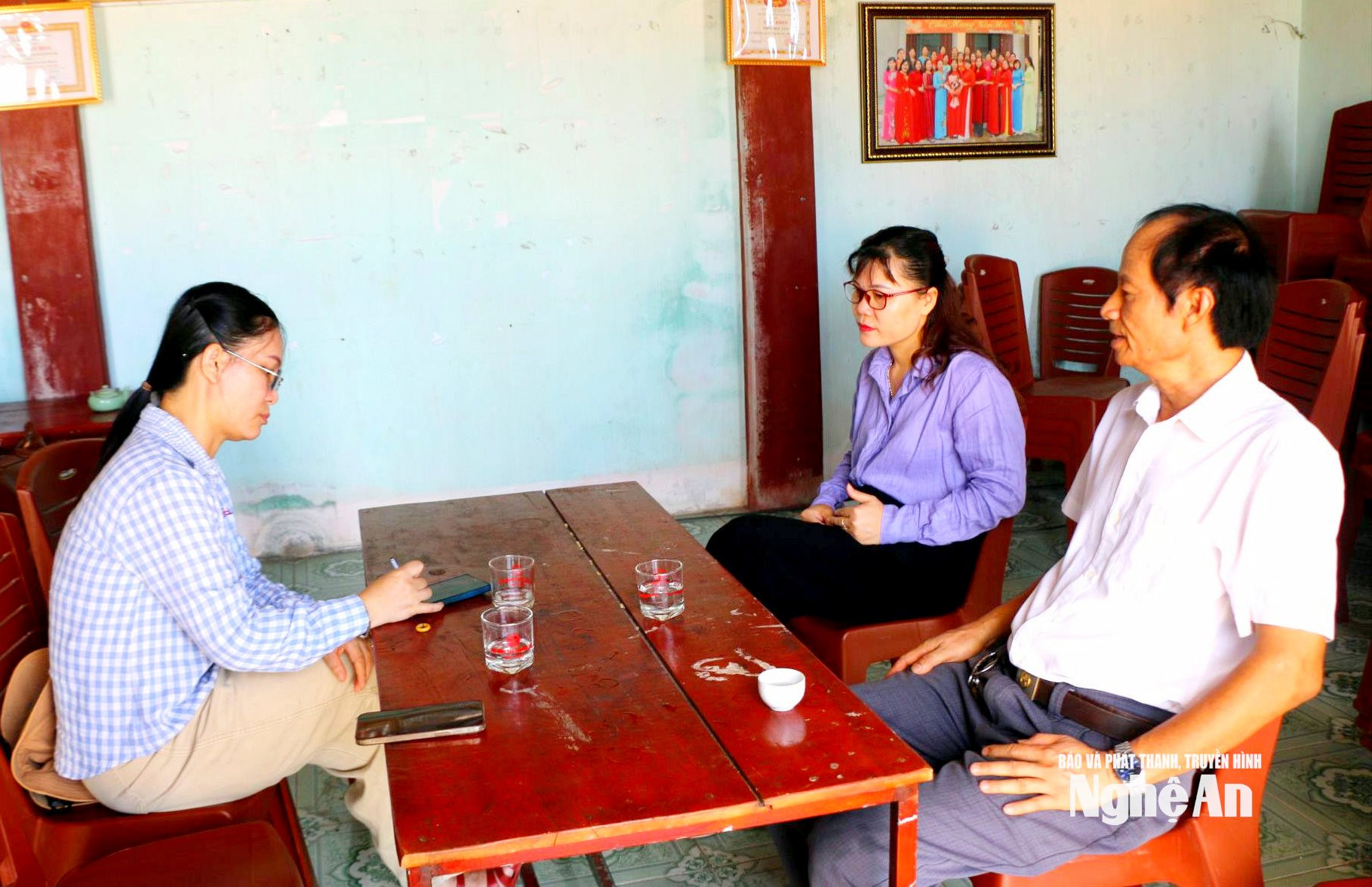Ông Hồ Nghĩa Dũng - (nguyên Bí thư Chi bộ thôn Học Văn cũ) trao đổi kinh nghiệm về công tác phát triển đảng với phóng viên Báo và phát thanh, truyền hình Nghệ An và cán bộ Ban xây dựng Đảng xã Quỳnh Anh. Ảnh: K.L