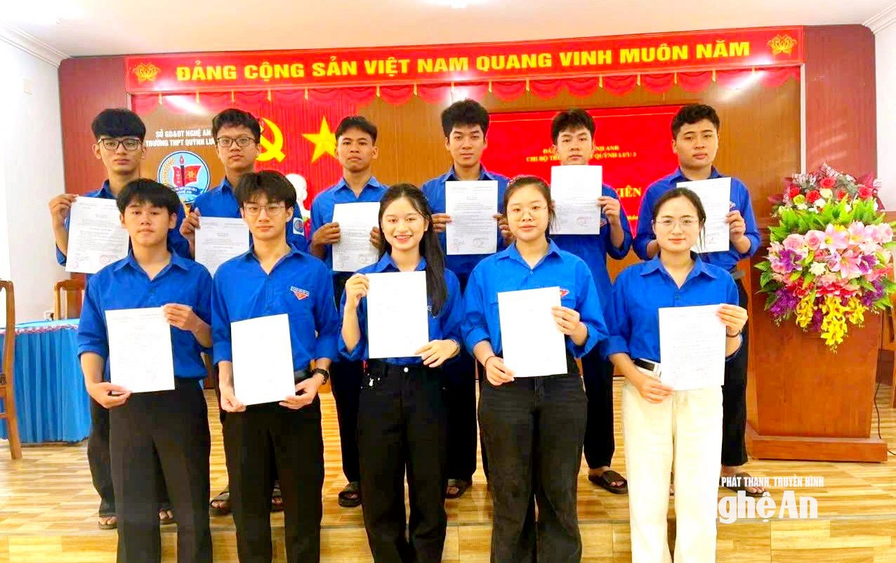 Niềm vui của các học sinh trường THPT Quỳnh Lưu 3 khi được đứng vào hàng ngũ của đảng. Ảnh KL