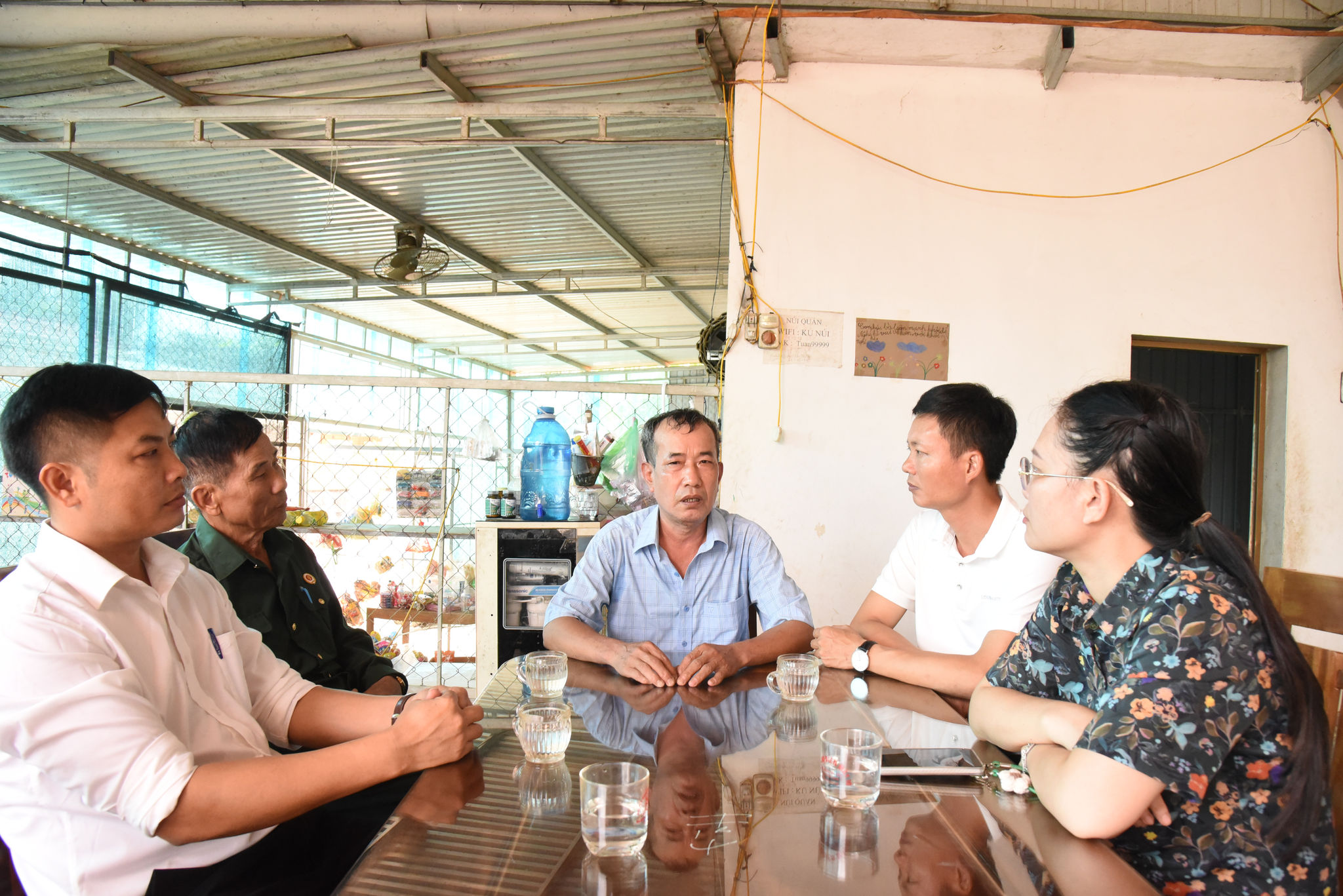 Ông Hoàng Tân Điểu ( giữa)- Bí thư chi bộ Bình Sơn 2 trao đổi với cán bộ UBND xã Thành Bình Thọ về vai trò người đứng đầu.Ảnh; KL