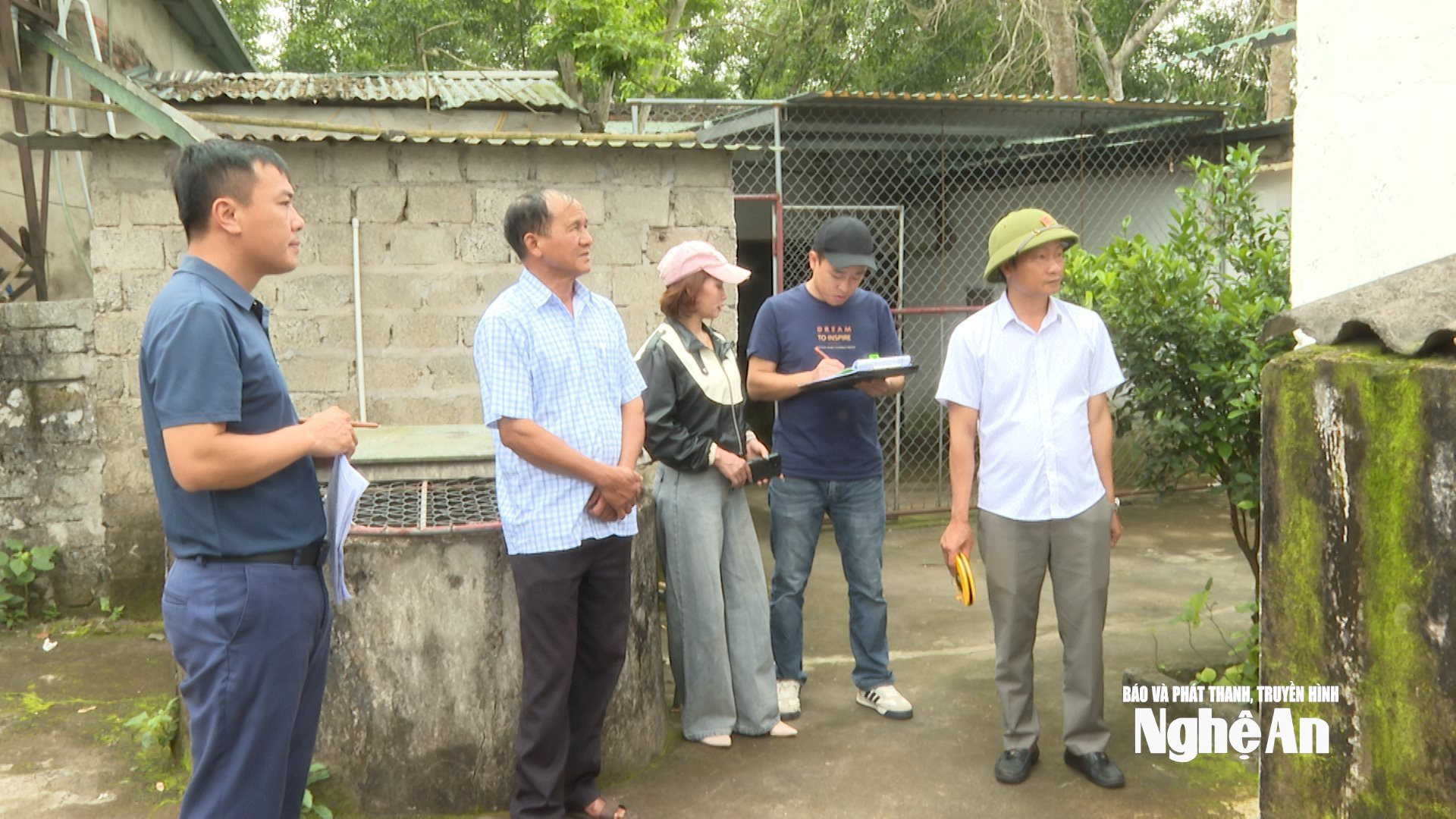 bna_to-cong-tac-giai-phong-mat-bang-ubnd-xa-nam-dan-thuc-hien-cong-tac-kiem-dem-dat-dai-tai-san-tai-xom-long-binh.-1-.jpg