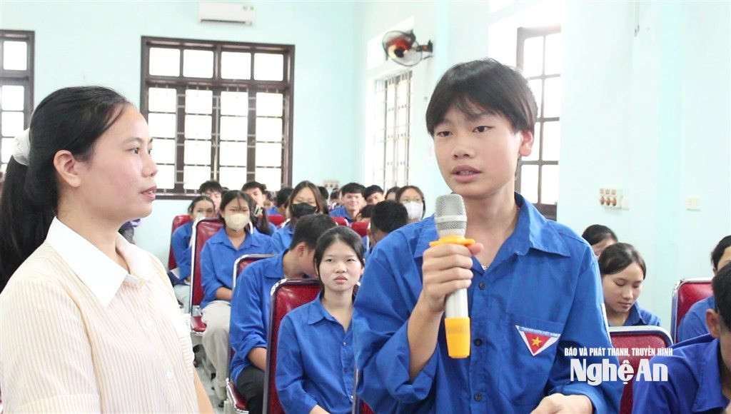 Tuổi trẻ Quỳnh Anh trao đổi ý kiến tại lễ sinh hoạt toàn đoàn. Ảnh Hồng Diện