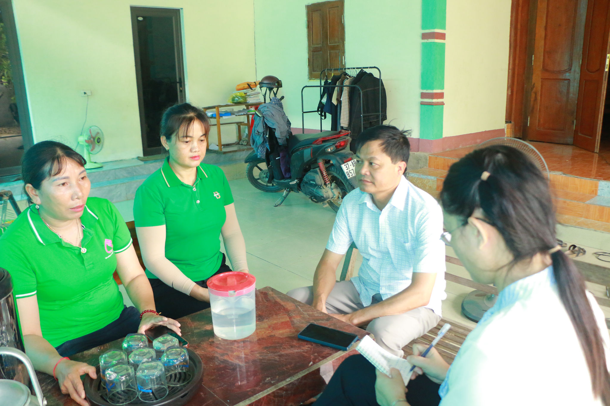 Trưởng bản Đồng Tiến Vi Thị Thương (ngoài cùng trái sang) trao đổi về vai trò của người đứng đầu chính quyền 2 cấp trong giải quyết vấn đề tồn đọng ở cơ sở. Ảnh: K.L