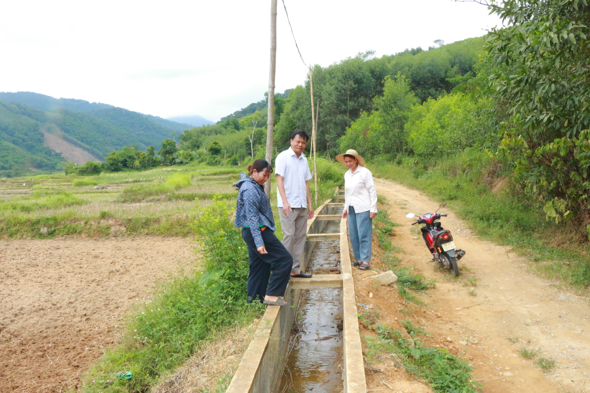 Tuyến mương chính dài dẫn nước từ đập tràn phục vụ sản xuất được đầu tư, nâng cấp mang lại niềm vui cho nhân dân bản Đồng Tiến, xã Châu Khê. Ảnh: K.L