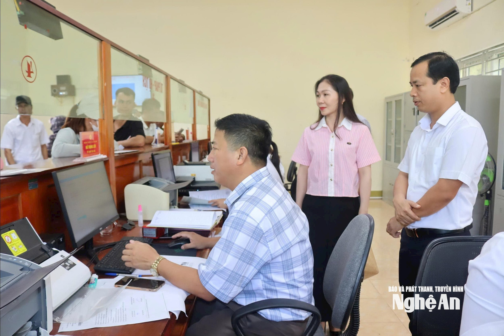 Lãnh đạo xã Quỳnh Anh kiểm tra công tác giải quyết thủ tục hành chính cho người dân và doanh nghiệp tại Trung tâm Hành chính công xã. AnhThu Hương