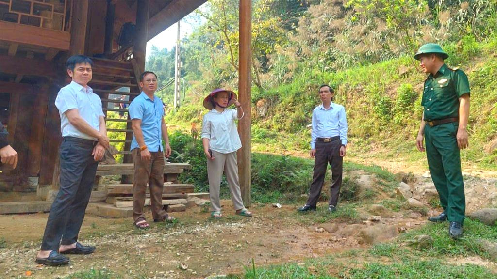 Đồng chí Lô Thị Nguyệt-Chủ tịch UBND xã Tiền Phong kiểm tra thực tế tiến độ dự án ổn định dân cư xen ghép năm 2026. Ảnh: K.L