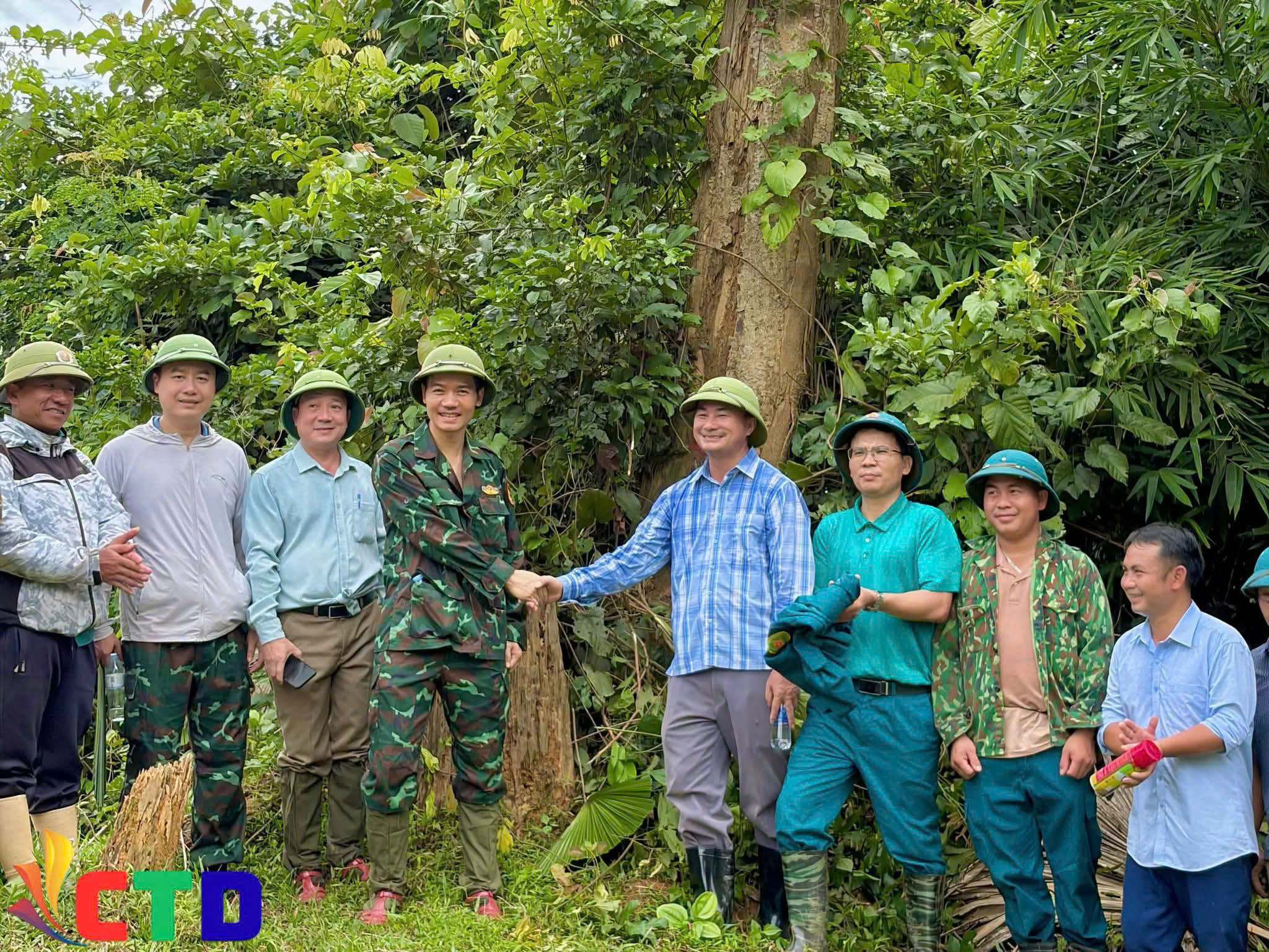 Ông Hạ Bá Thái Chủ tịch UBND xã Na Ngoi (thứ 4 phải sang) tham gia đoàn công tác giải quyết phân định địa giới hành chính giữa 2 bản giáp ranh 2 xã Na Ngoi và Tương Dương