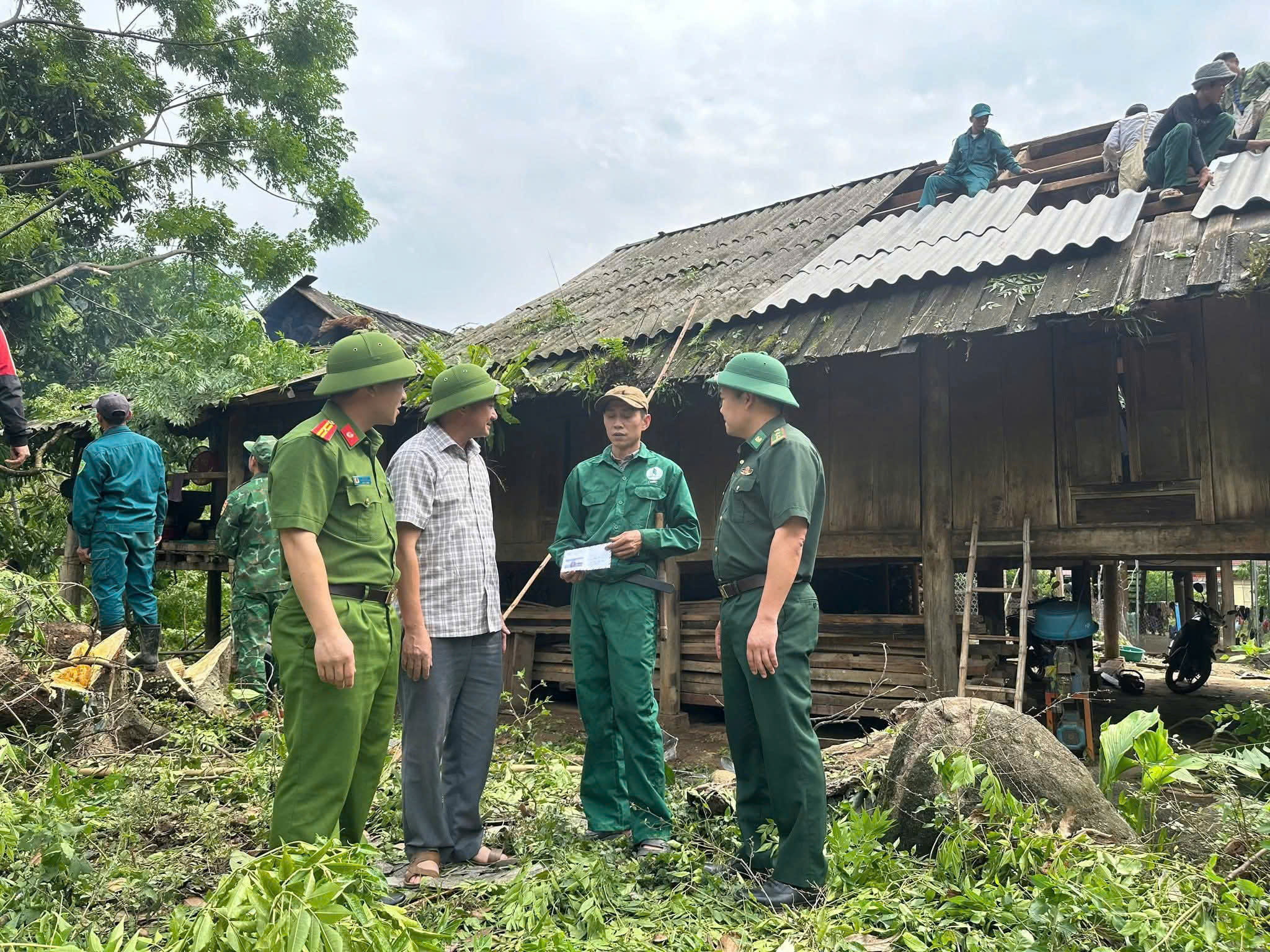 Ông Hạ Bá Thái Chủ tịch UBND xã Na Ngoi và đoàn công tác trao quà hỗ trợ gia đình khó khăn ở thôn bản.