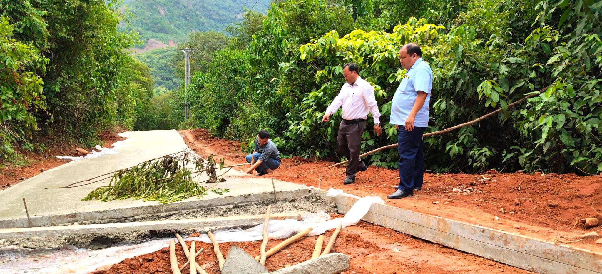 Bí Thư Đảng ủy xã Keng Đu Thò Bá Rê (áo trắng) kiểm tra chất lượng công trình đường giao thông trên địa bàn.Lãnh đạo xã Keng Đu kiểm tra chất lượng công trình đường giao thông trên địa bàn. Ảnh: CSCC