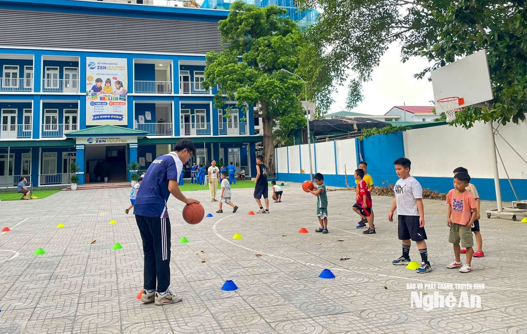 Bóng rổ là bộ môn được nhiều phụ huynh lựa chọn cho con tập luyện để phát triển thể chất