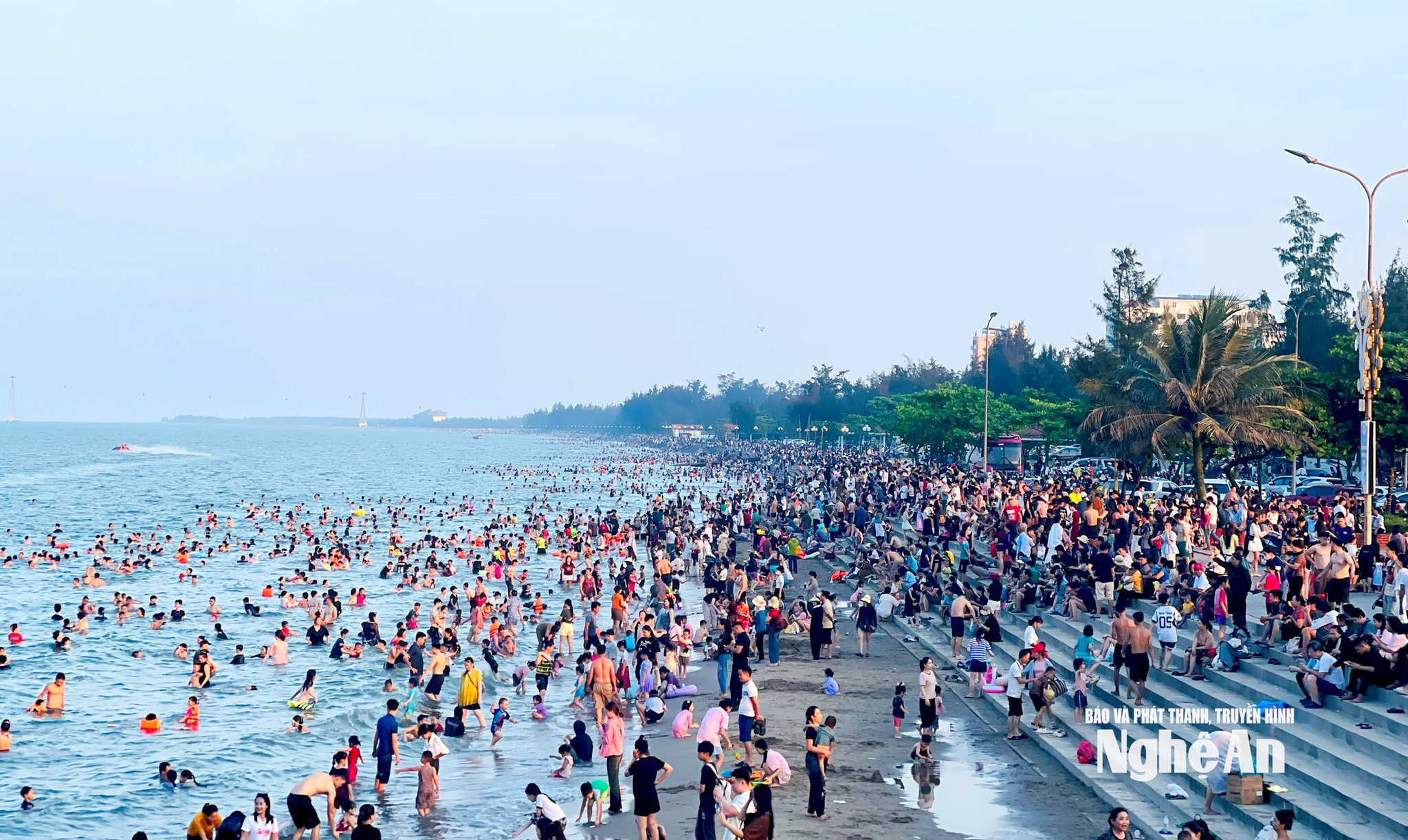 Phố biển Cửa Lò đông khách mùa du lịch. Ảnh Quang An