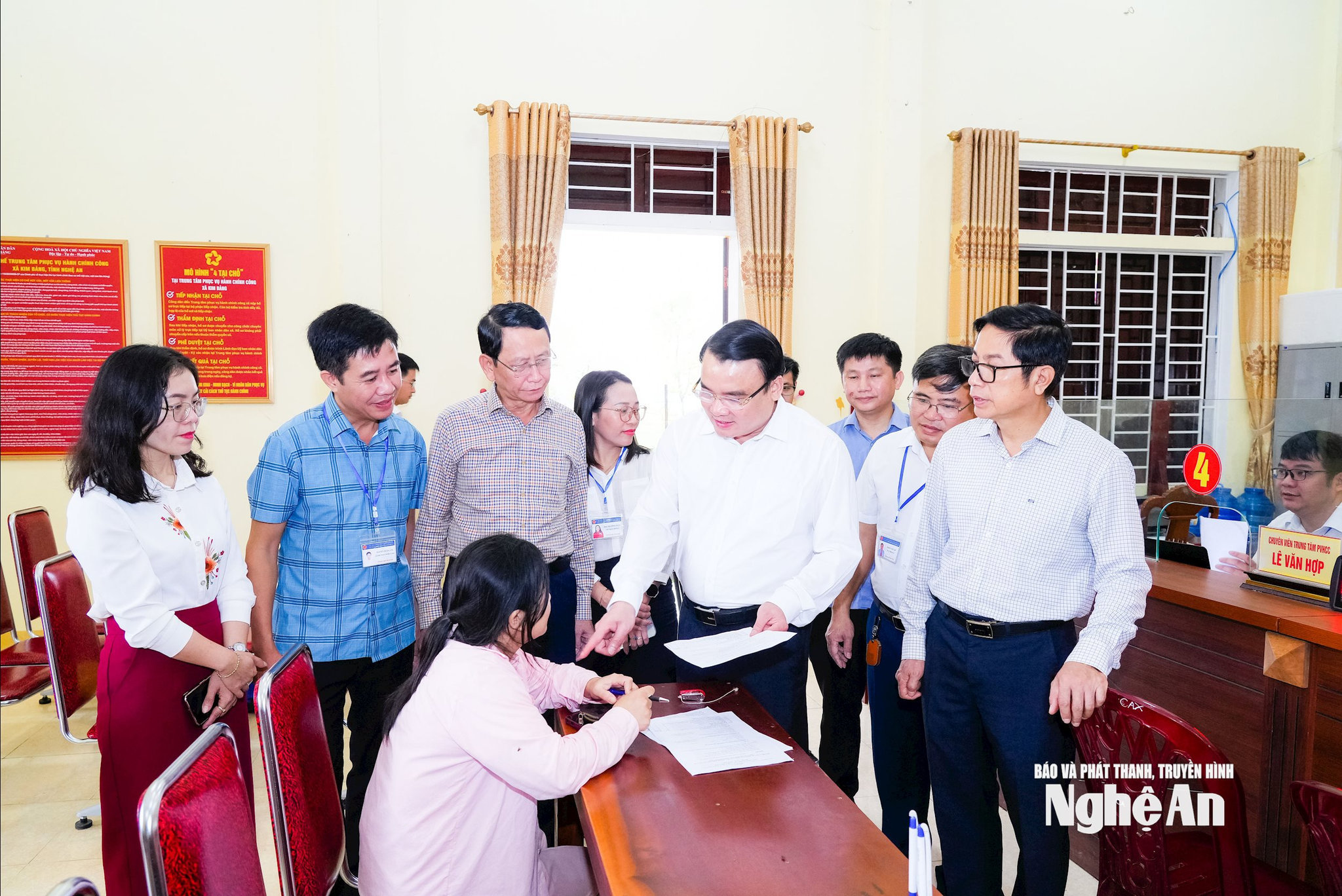 Phó Chủ tịch UBND tỉnh Phùng Thành Vinh trao đổi với người dân và cán bộ Trung tâm Phục vụ hành chính công xã Kim Bảng. Ảnh: TL