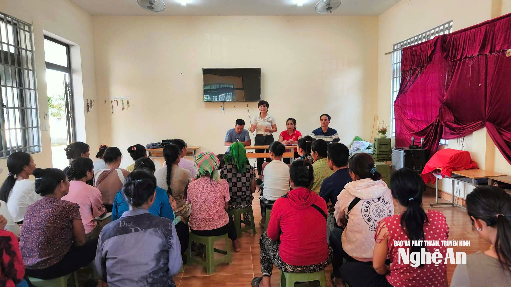 Cán bộ, giáo viên xã Môn Sơn và bản khe Khặng để tuyên truyền cho người dân. Ảnh - PV