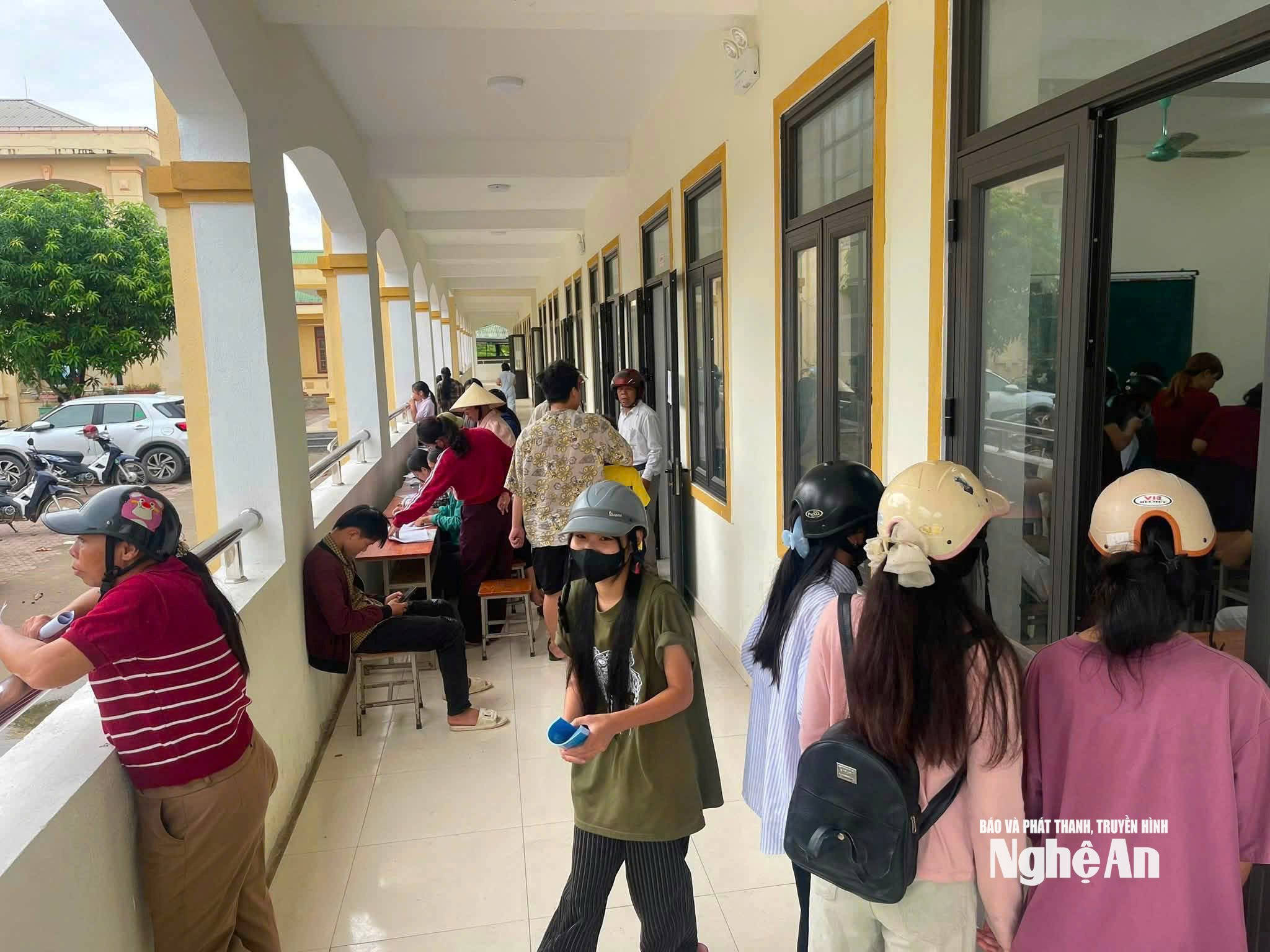 Ngày nhập học của con em trên địa bàn xã Anh Sơn. Ảnh - PV