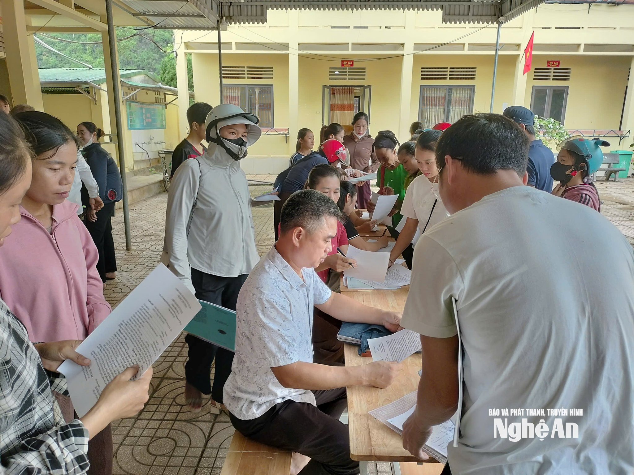 Phụ huynh,học sinh đến đăng ký nhập học vào trường nội trú liên cấp Môn Sơn. Ảnh - PV