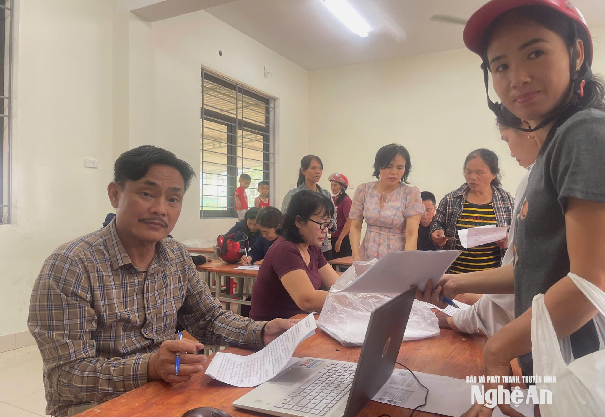 bna_phu-huynh-xa-anh-son-dang-ky-nhap-hoc-vao-truong-noi-tru-lien-cap-cho-cac-em-hoc-sinh.-anh-pv(1).jpg