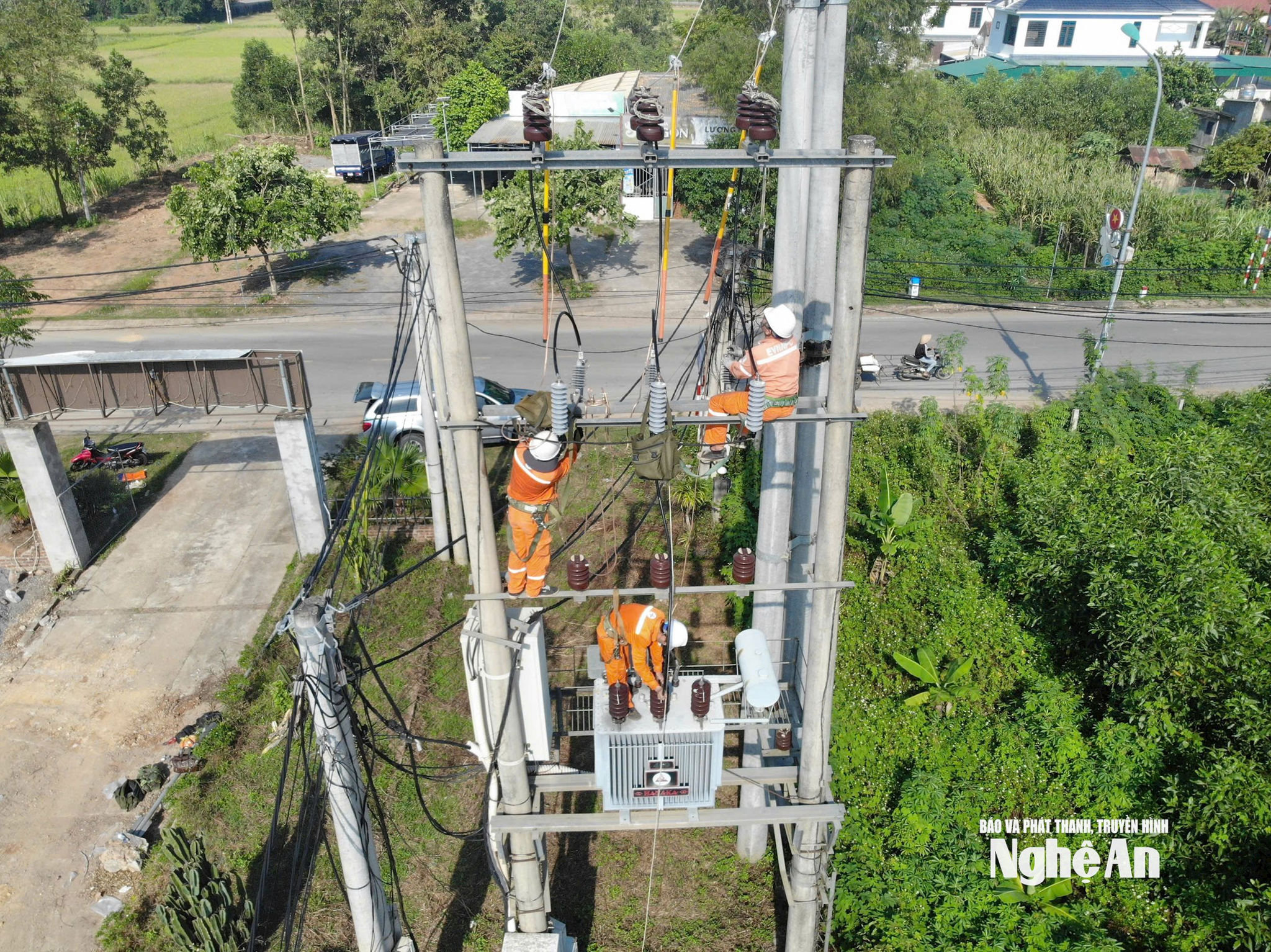 Công nhân Công ty Điện lực Nghệ An thực hiện xử lý khiếm khuyết trên đường dây 371E15.36.