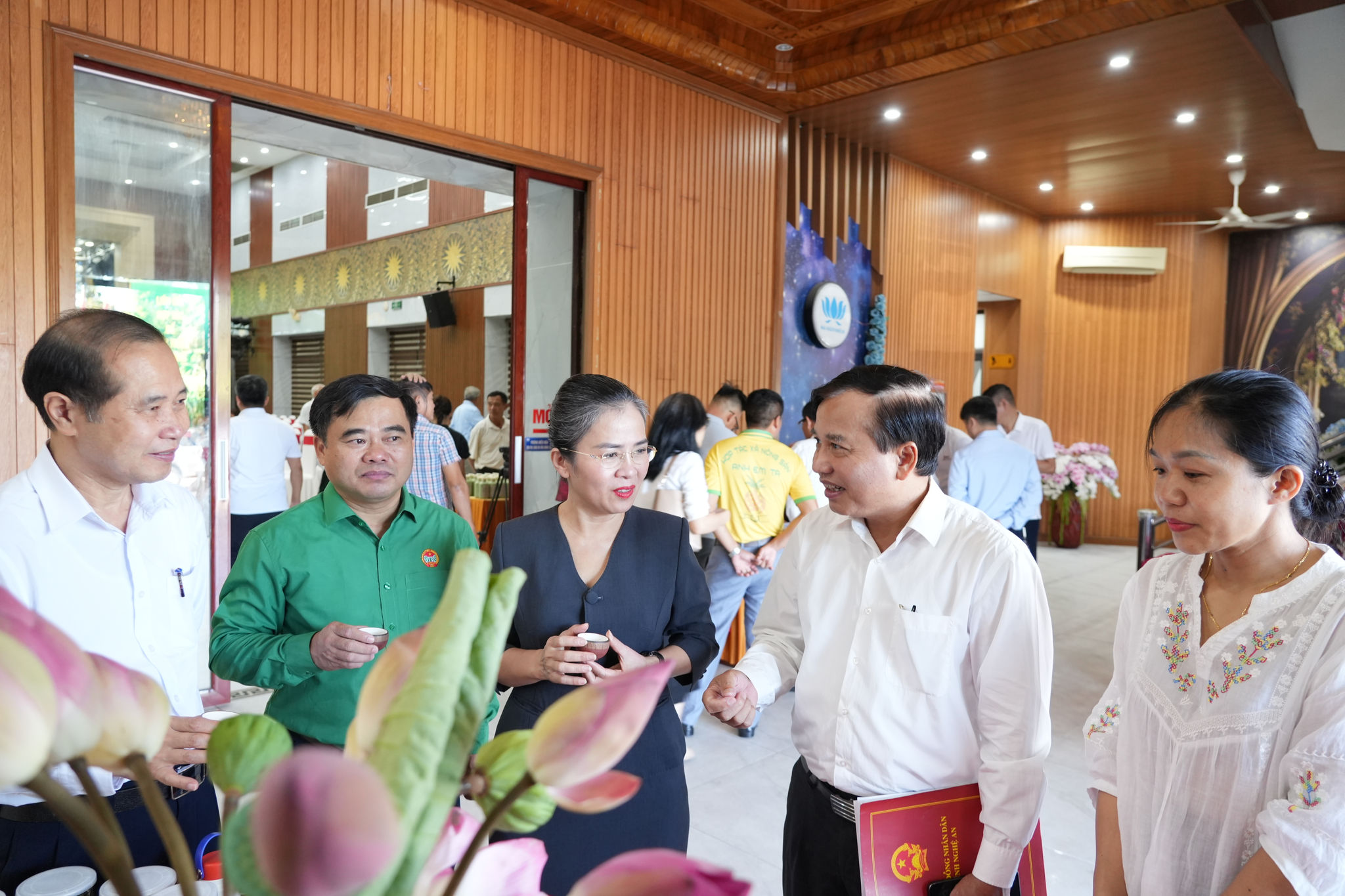 Các đồng chí lãnh đạo tỉnh tham quan gian hàng tại Diễn đàn. Ảnh: T.P