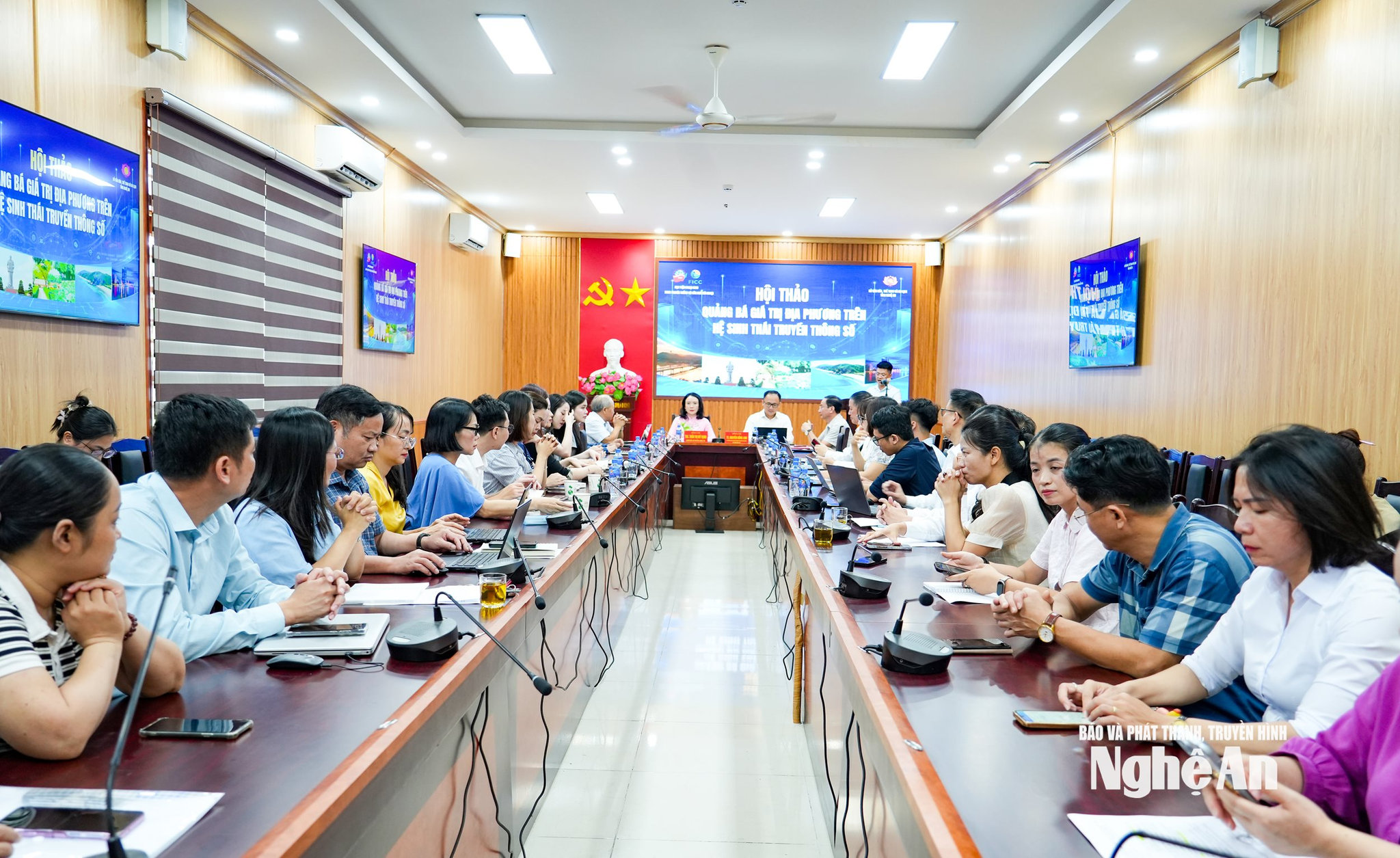 Toàn cảnh Hội thảo “Quảng bá giá trị địa phương trên hệ sinh thái truyền thông số” do Sở Văn hóa, Thể thao và Du lịch Nghệ An và Học viện Ngoại giao phối hợp tổ chức. Ảnh: Minh Quân