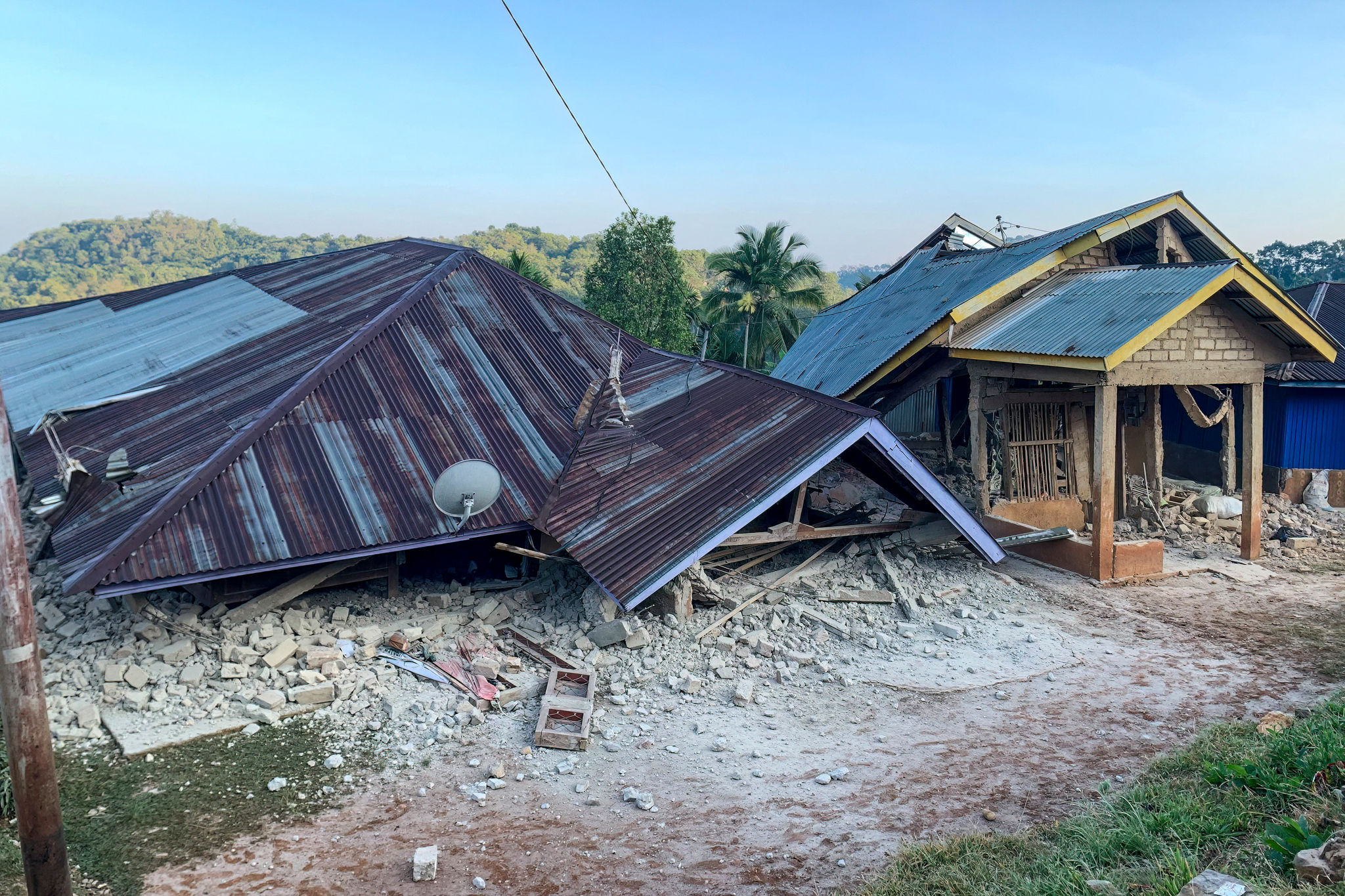Nhà cửa bị hư hại tại Ruteng, tỉnh Đông Nusa Tenggara, Indonesia ngày 15/8. Rạng sáng cùng ngày, trận động đất mạnh 7,7 độ ngoài khơi đảo Flores đã kích hoạt cảnh báo sóng thần, buộc hàng trăm người dân phải sơ tán khẩn cấp. Ảnh: AFP