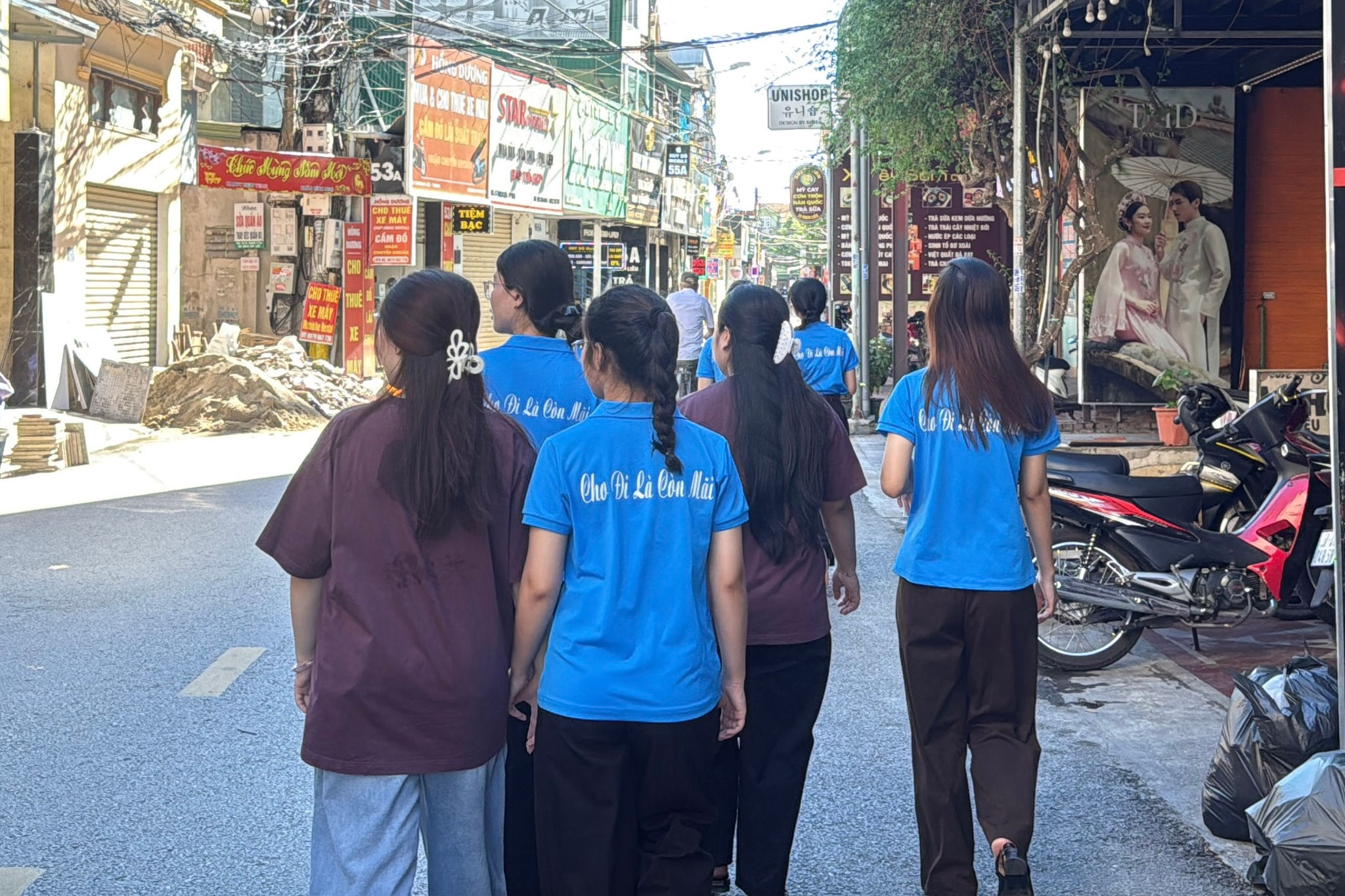 Các thành viên câu lạc bộ tình nguyện tìm nhà trọ uy tín để hỗ trợ tân sinh viên. Ảnh: NVCC