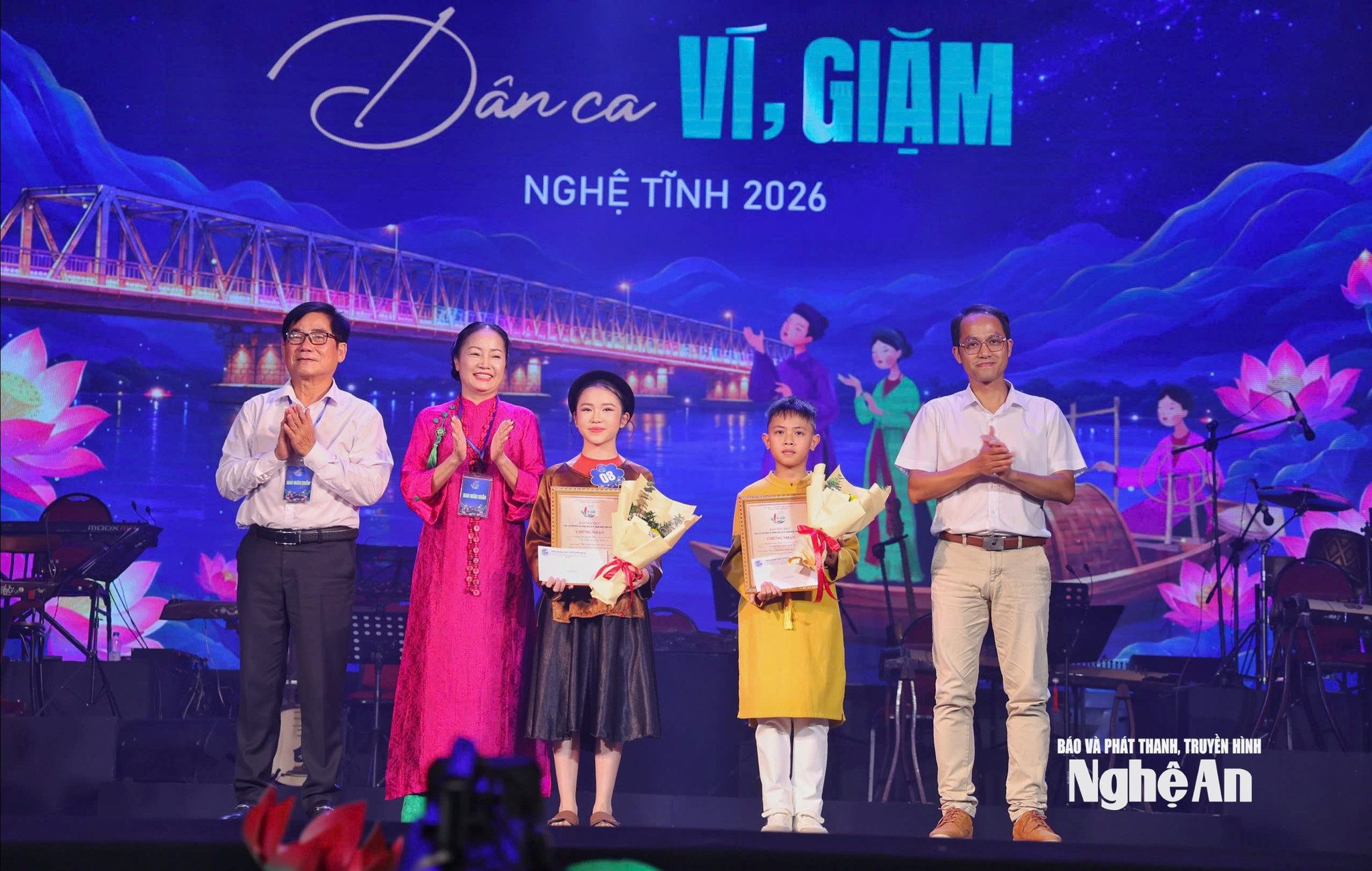 giải triển vọng v&agrave; b&igrave;nh chọn