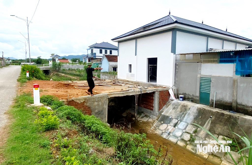 Hộ dân xây cầu và nhà ngay trên kênh Khe Thần ở xã Quỳnh Tam. Ảnh Văn Trường